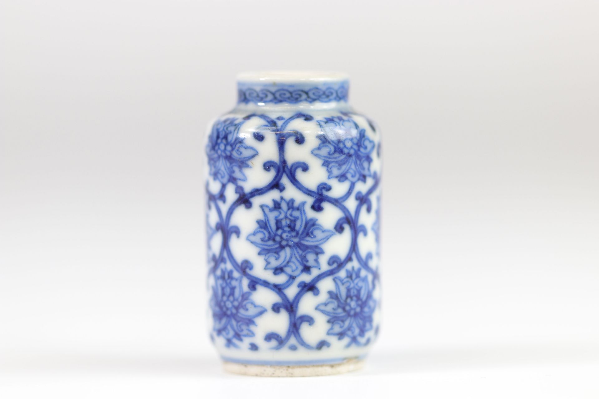China blanc-bleu porcelain snuff box with floral decoration brand under the piece