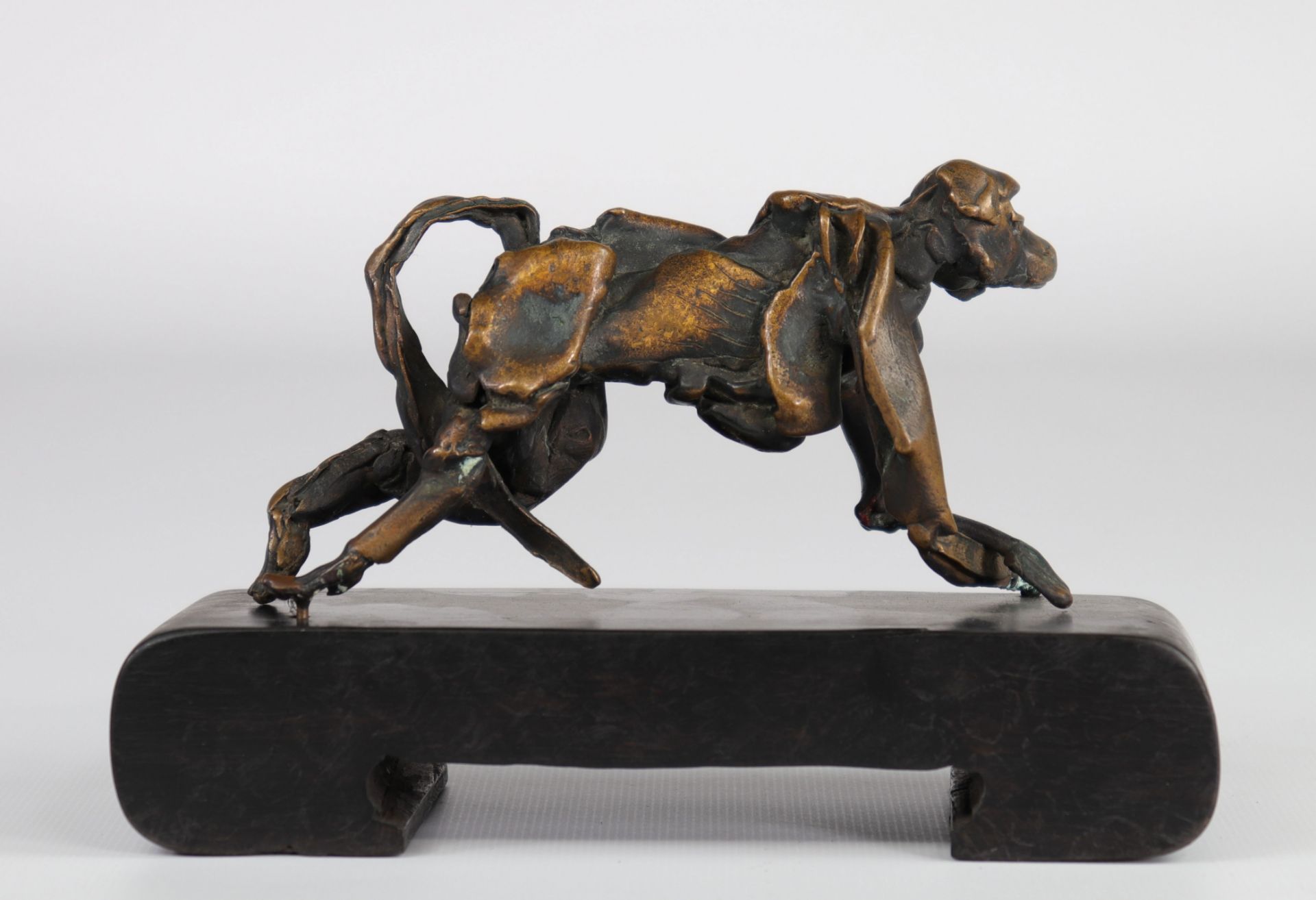 Interesting bronze subject "the walking monkey" - Image 3 of 4