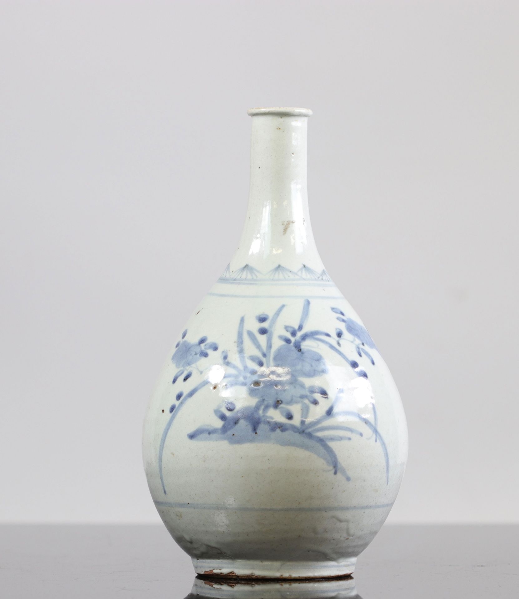 Porcelain vase, probably Korea 19th, one hair