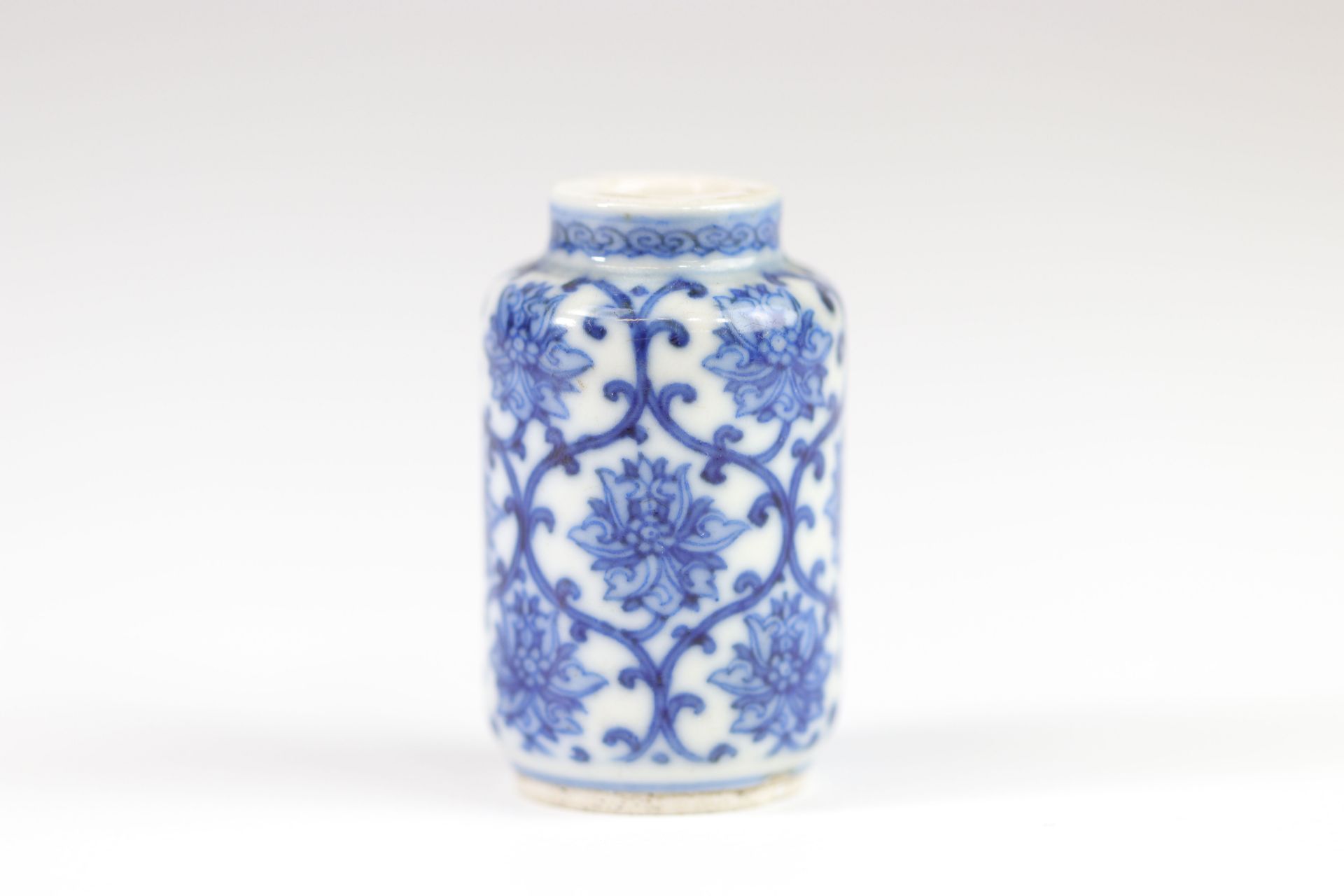 China blanc-bleu porcelain snuff box with floral decoration brand under the piece - Image 2 of 5
