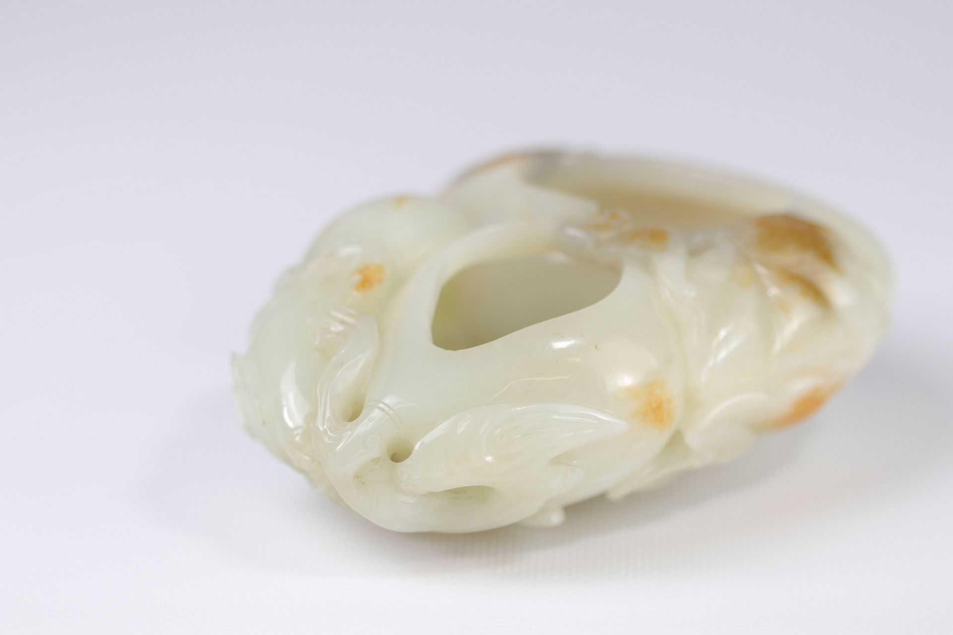 White jade and rust brush rinse, plant decoration and mouse warmer, Qing dynasty China - Image 3 of 8