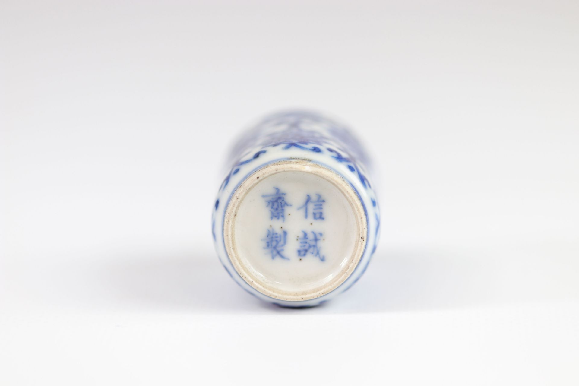 China blanc-bleu porcelain snuff box with floral decoration brand under the piece - Image 5 of 5