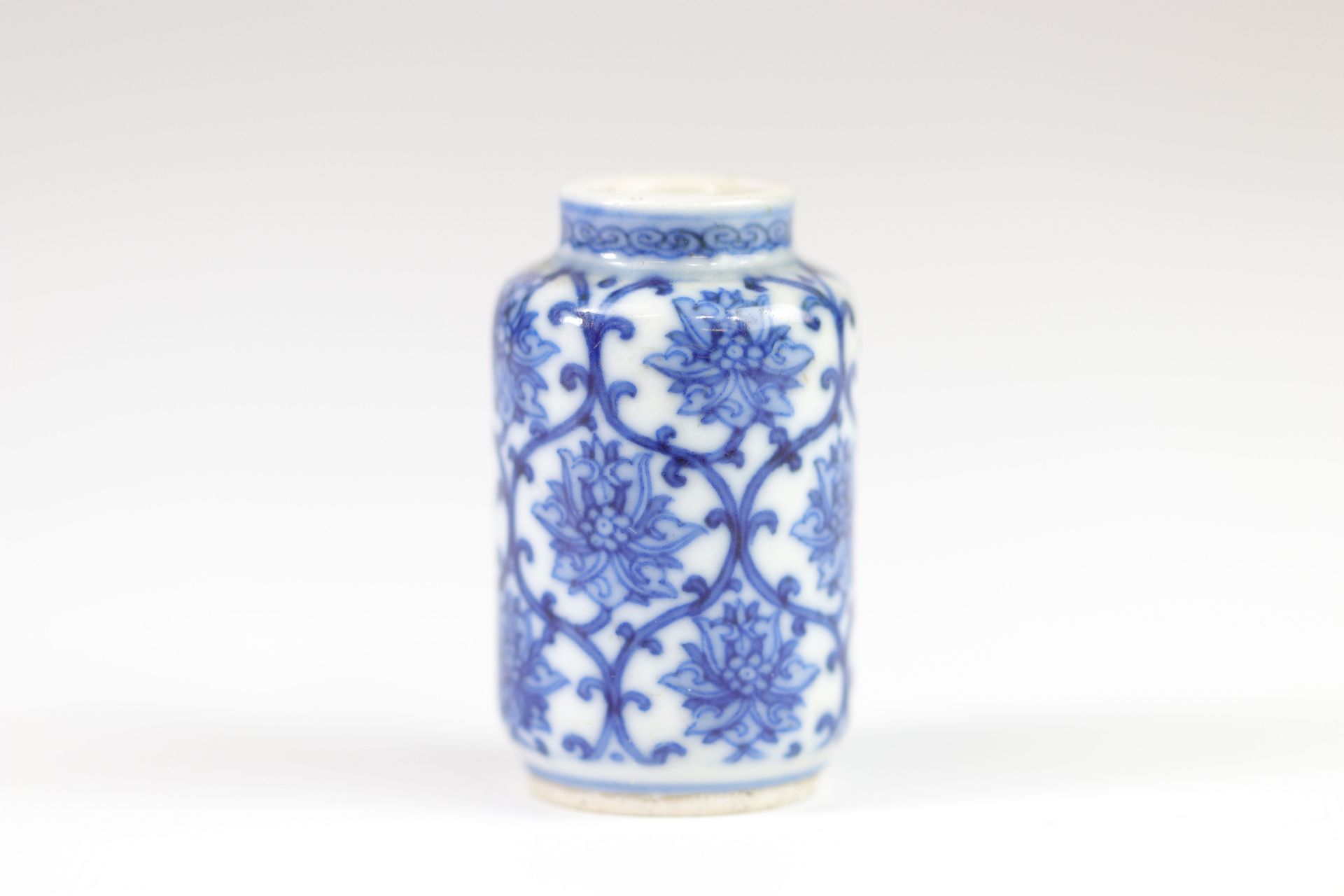 China blanc-bleu porcelain snuff box with floral decoration brand under the piece - Image 3 of 5