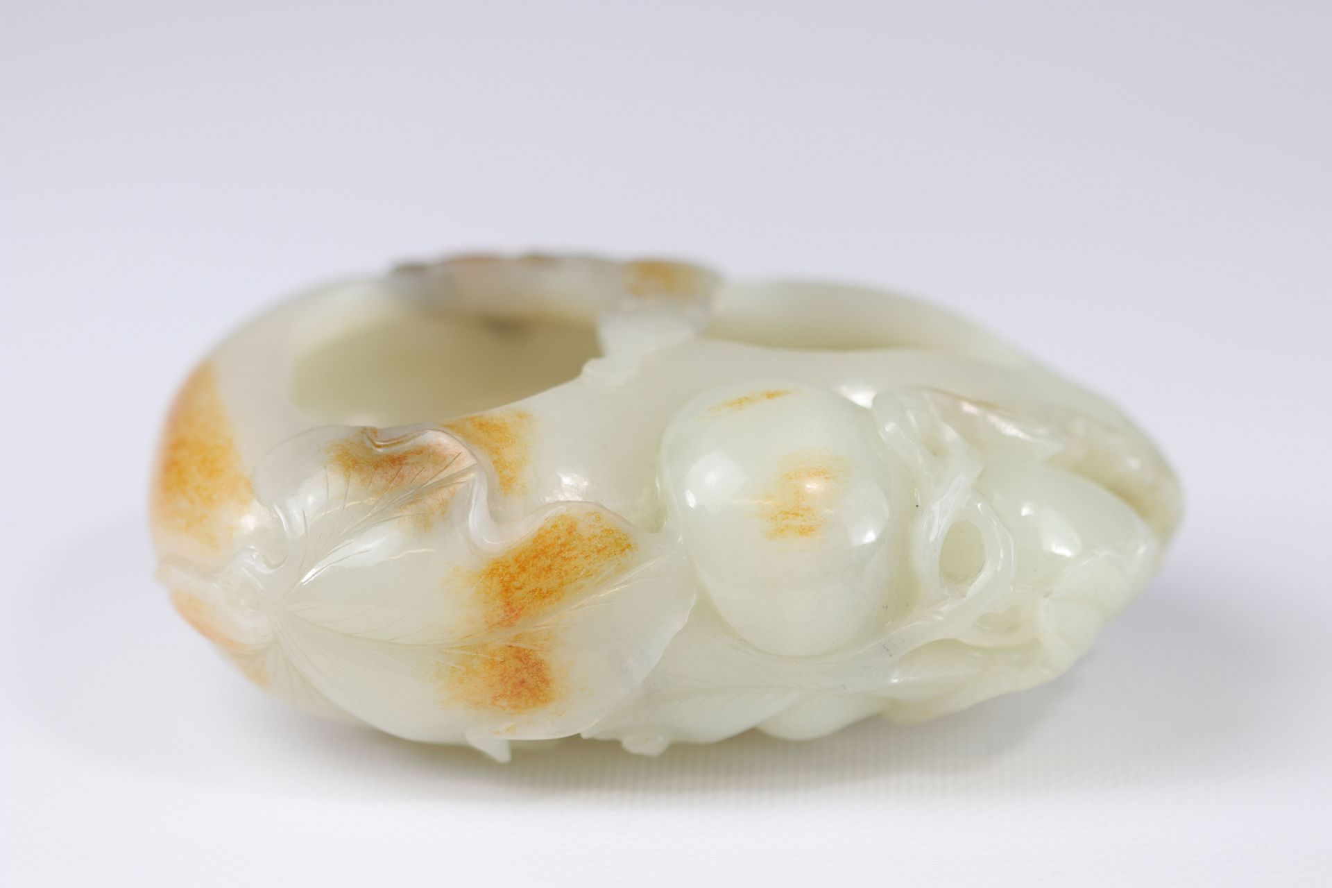 White jade and rust brush rinse, plant decoration and mouse warmer, Qing dynasty China - Image 2 of 8