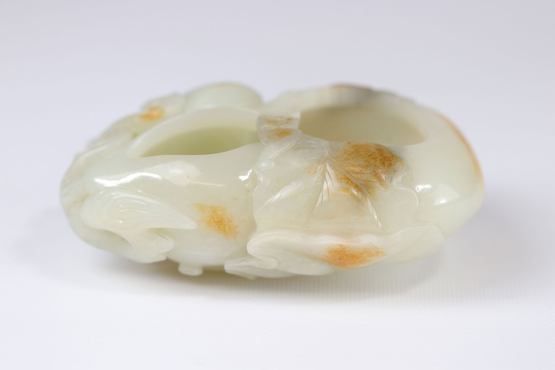 White jade and rust brush rinse, plant decoration and mouse warmer, Qing dynasty China - Image 4 of 8