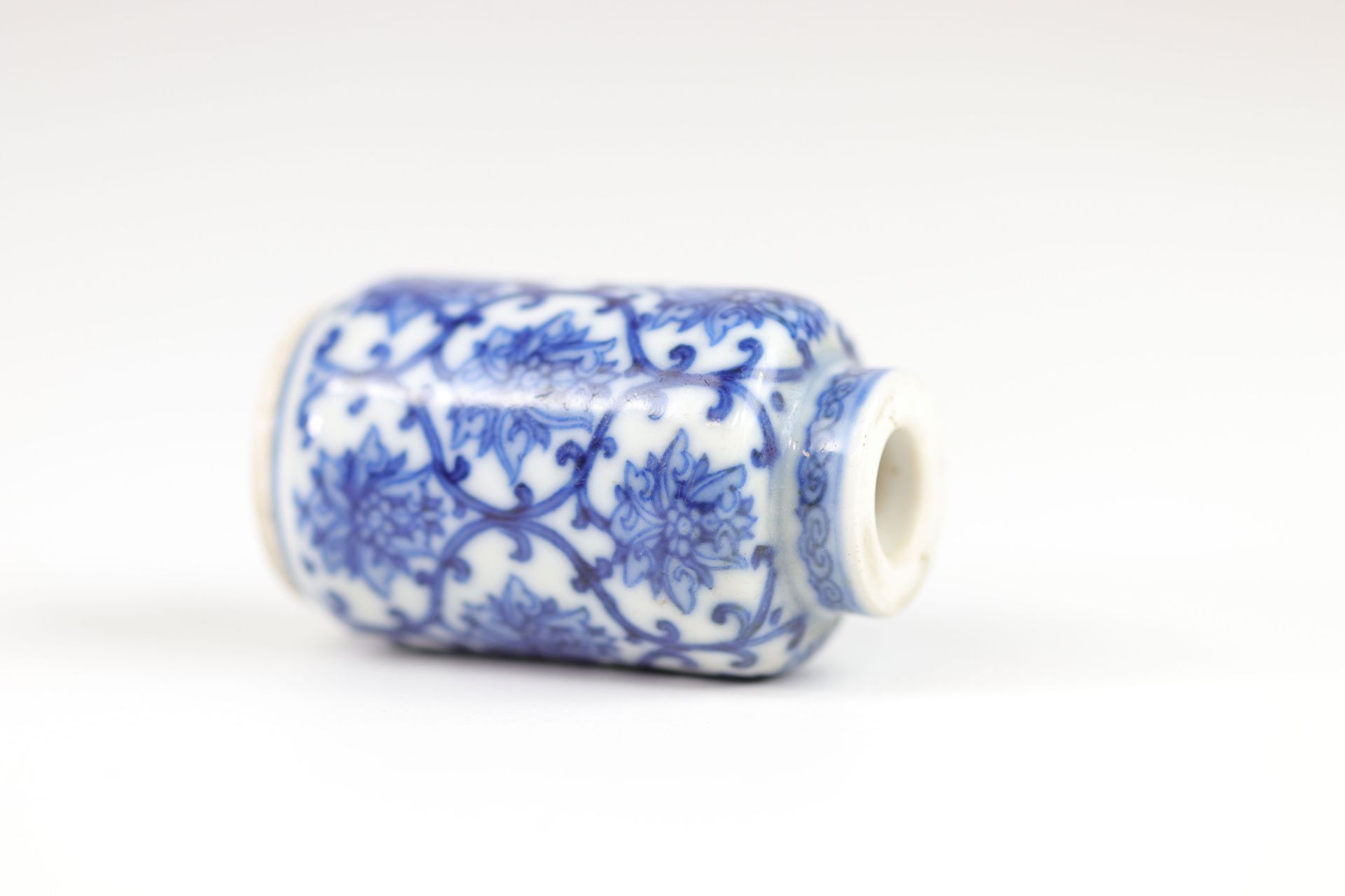 China blanc-bleu porcelain snuff box with floral decoration brand under the piece - Image 4 of 5