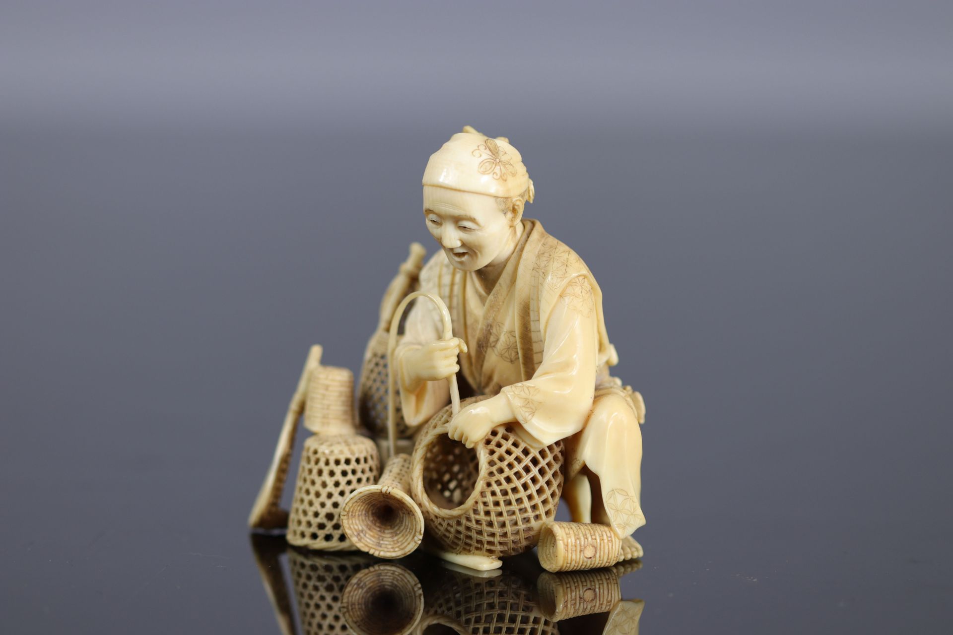 Japan Okimono finely carved from a Tokyo school basket weaver 19th - Image 4 of 6