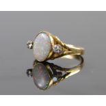 Yellow gold ring, topped with an opal,