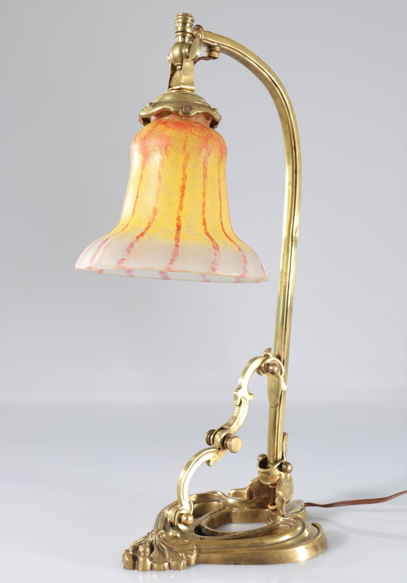 Large 1900 bronze foot lamp with ball joint, large red threaded DAUM tulip - Image 3 of 6