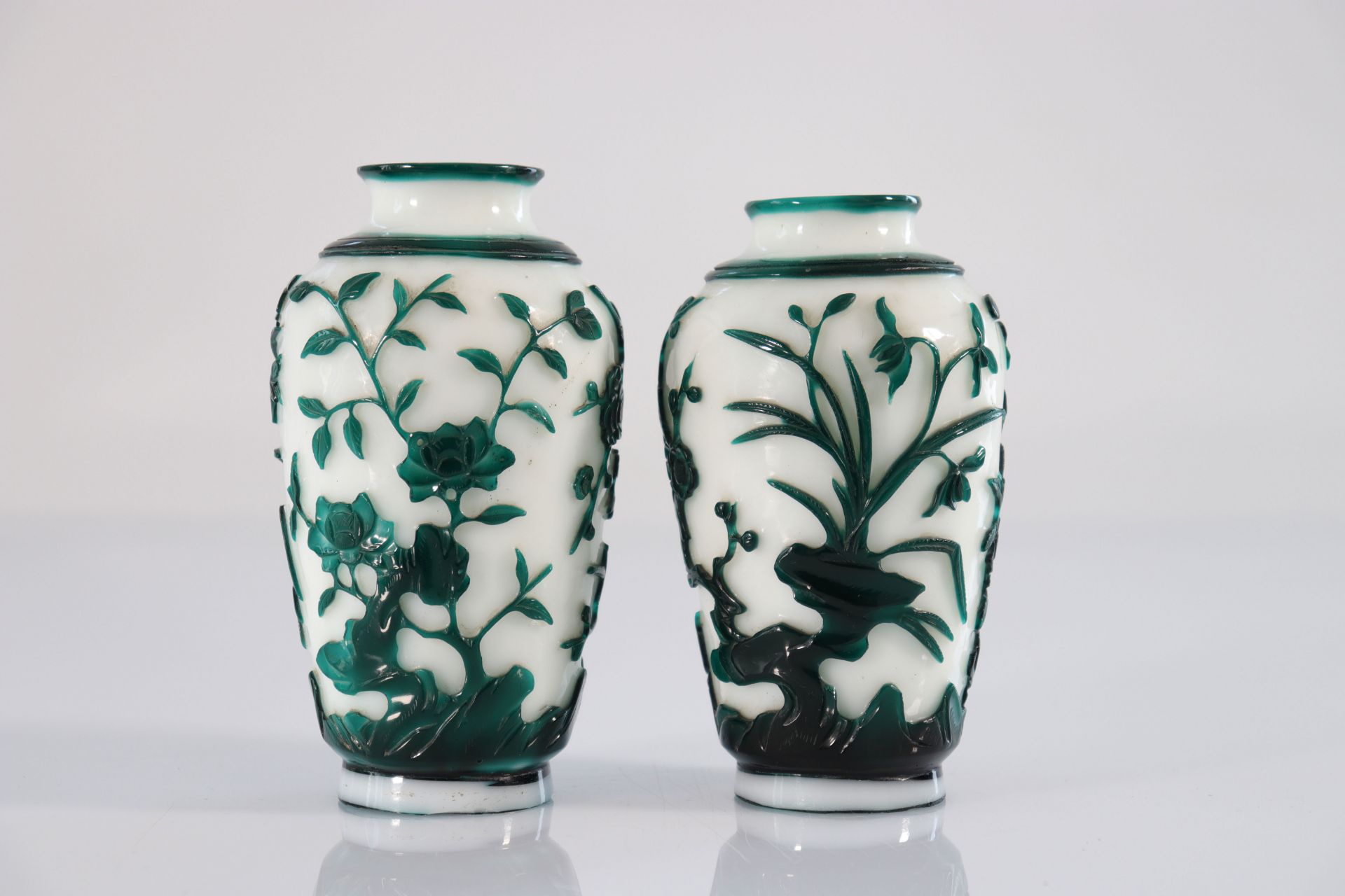 China pair of glass vases with floral decoration - Image 2 of 4