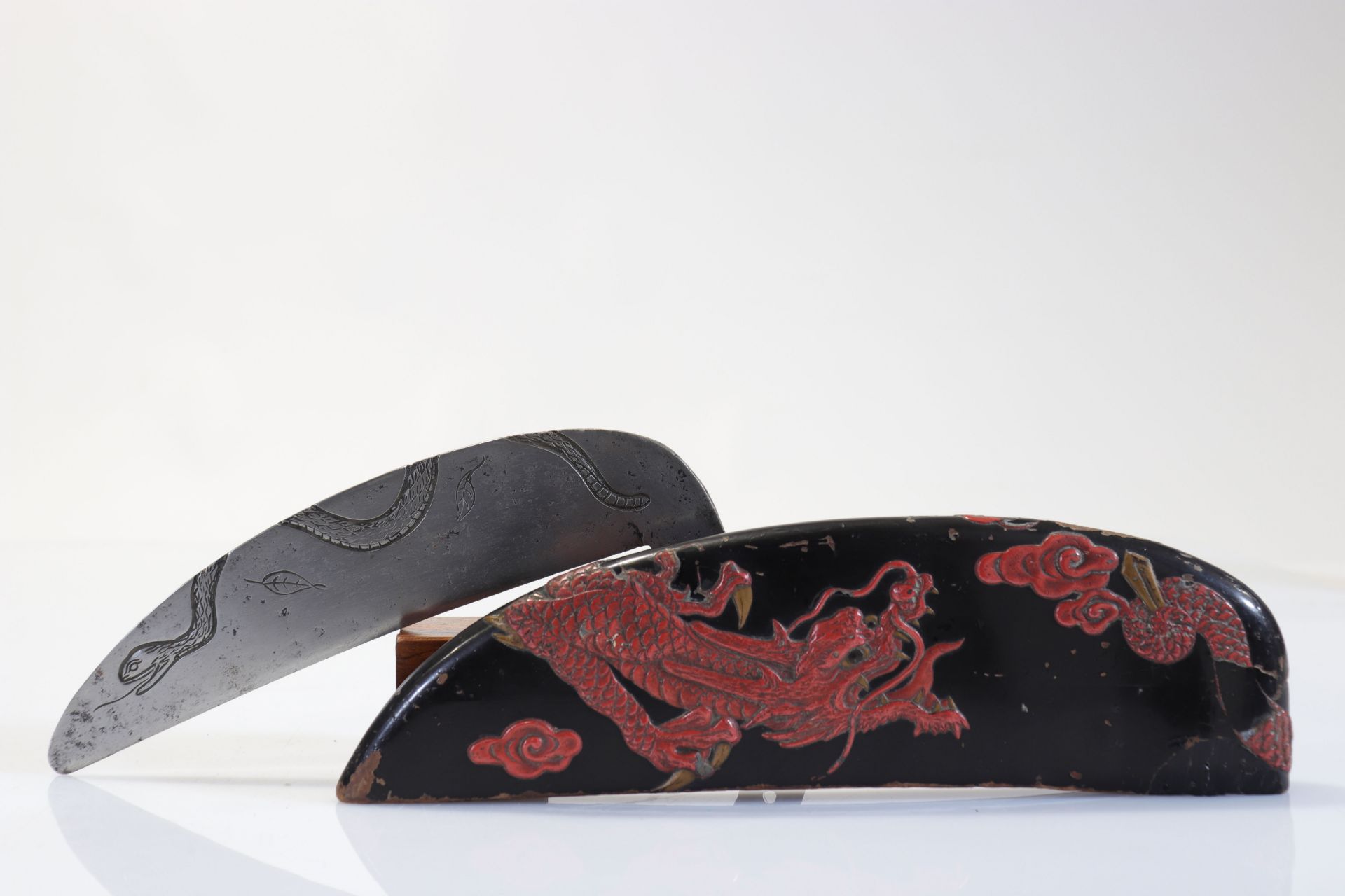 Japan weapon in its wooden scabbard decorated with dragon Edo period