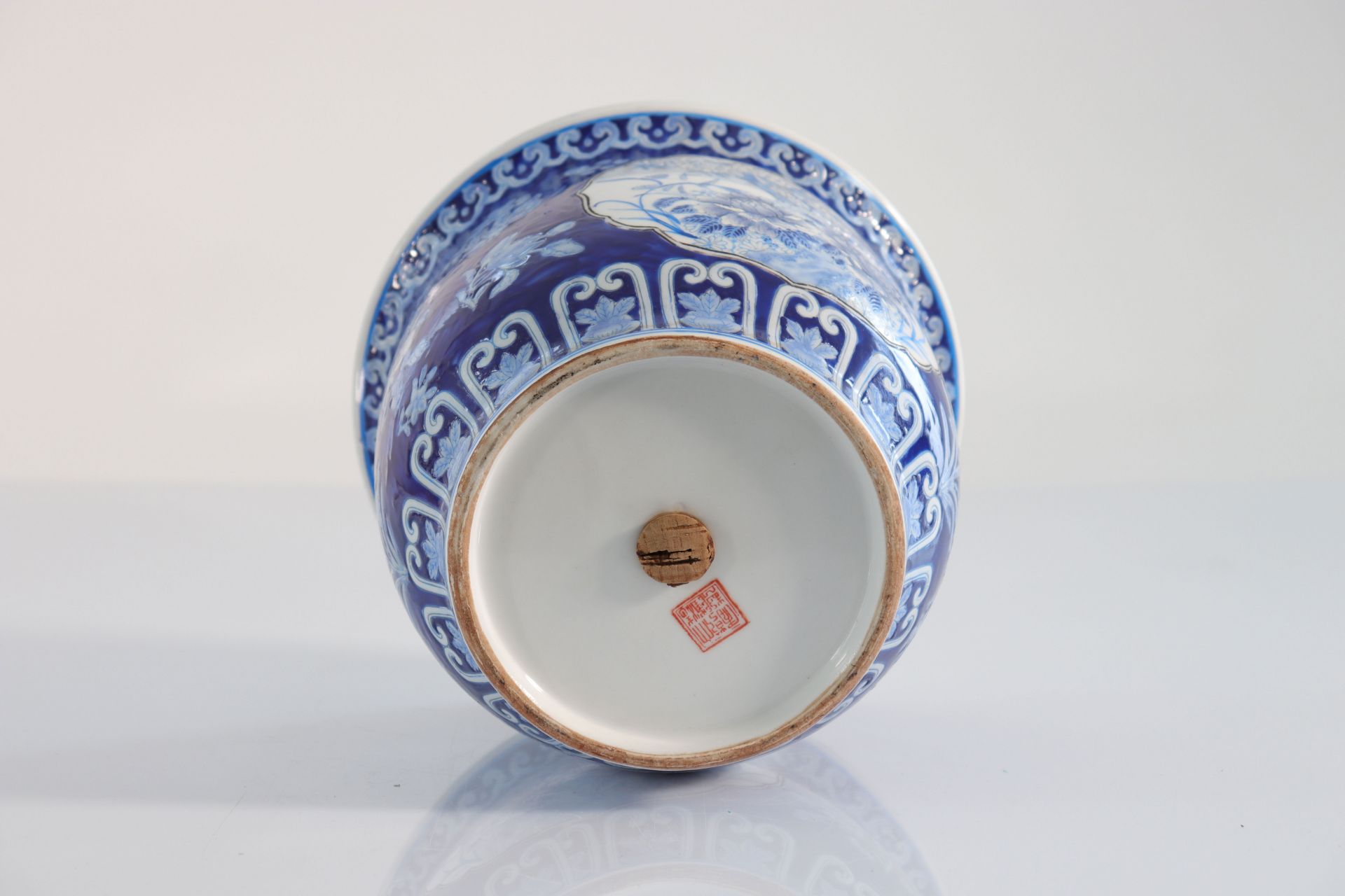 China blanc-bleu porcelain vase and dish mark under the piece. - Bild 4 aus 5