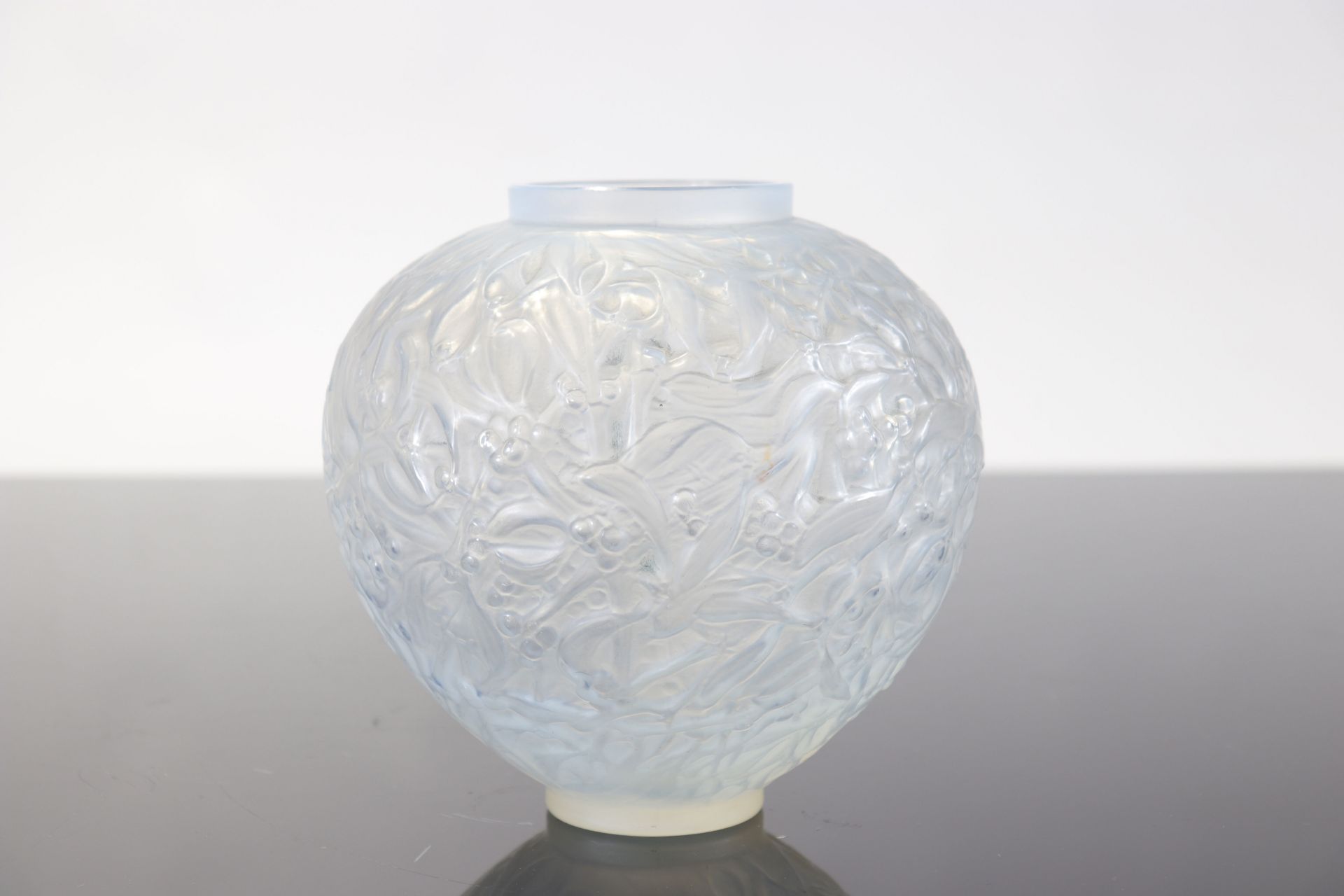 Lalique vase with mistletoe decoration - Image 4 of 5