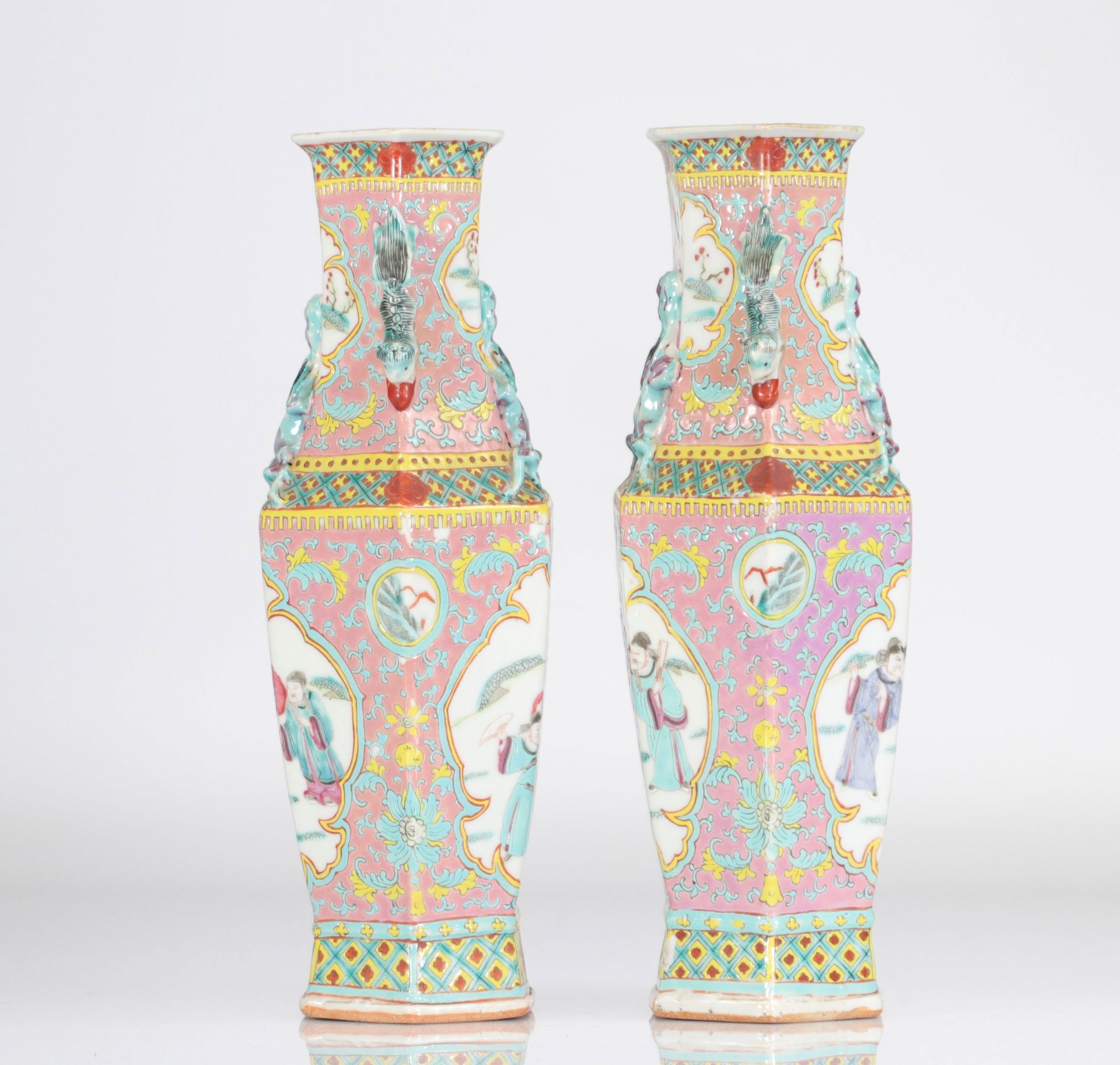 China pair of famille rose vases decorated with 19th century characters - Bild 3 aus 5