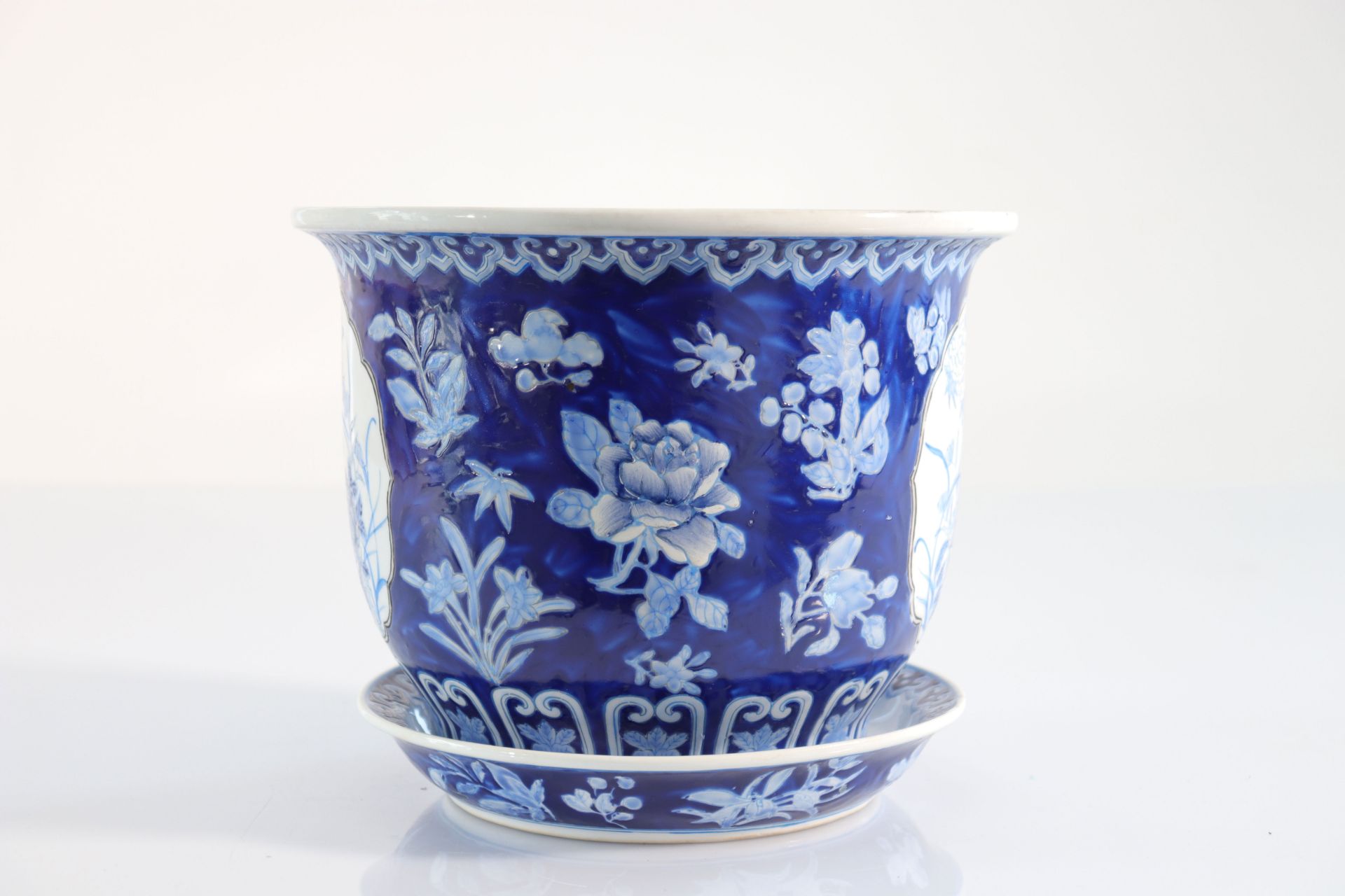 China blanc-bleu porcelain vase and dish mark under the piece. - Bild 2 aus 5