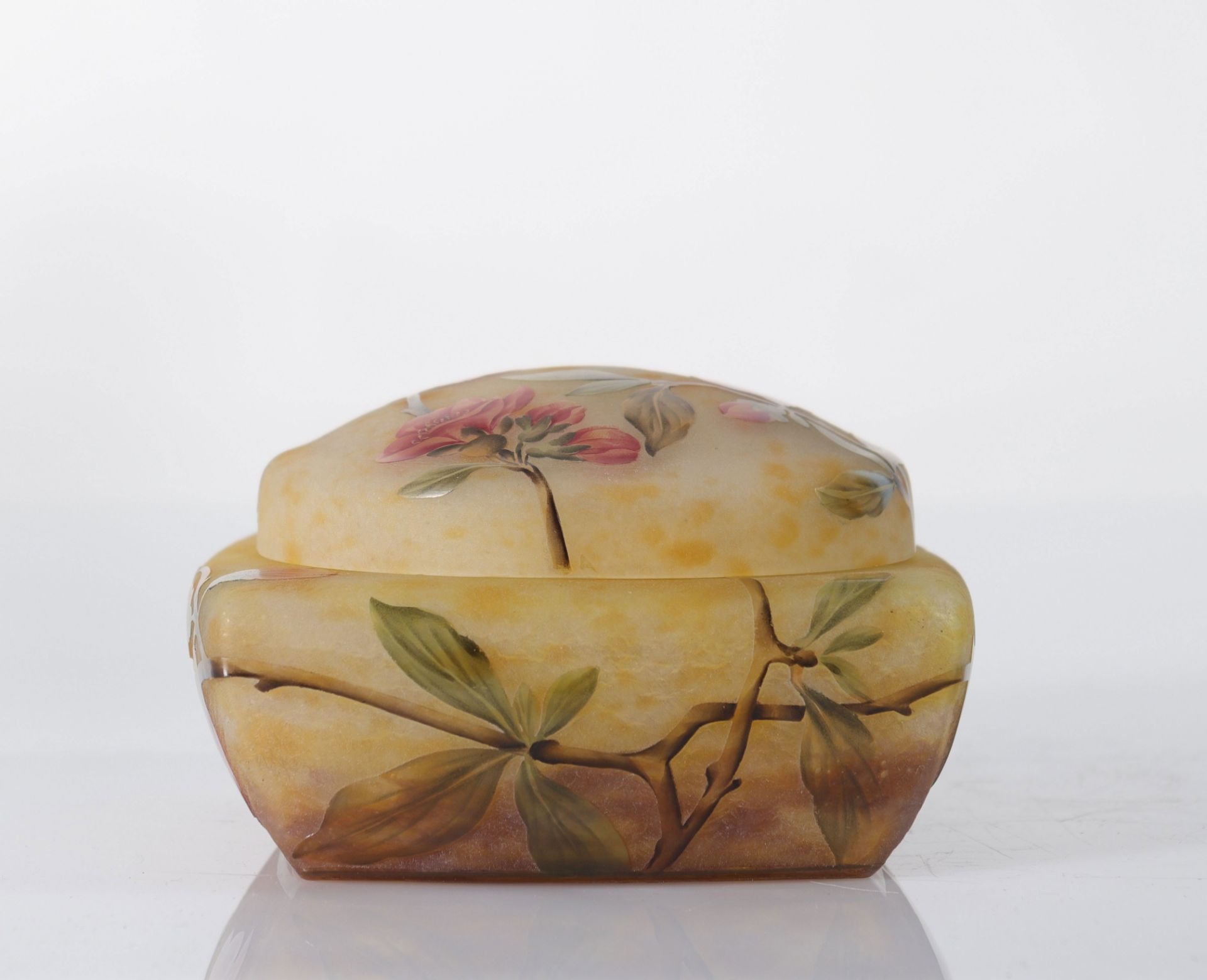 Daum Nancy covered box with flower decoration