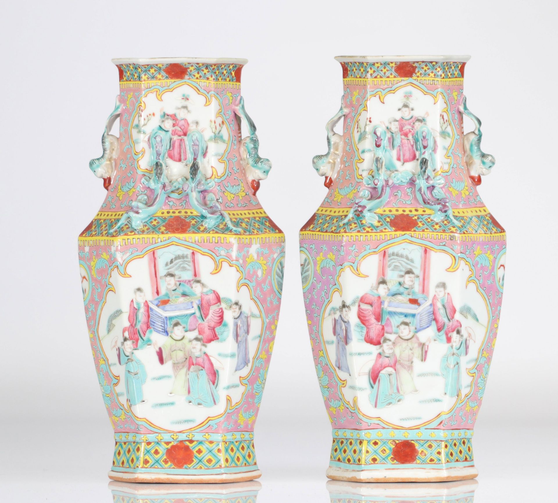 China pair of famille rose vases decorated with 19th century characters - Bild 4 aus 5