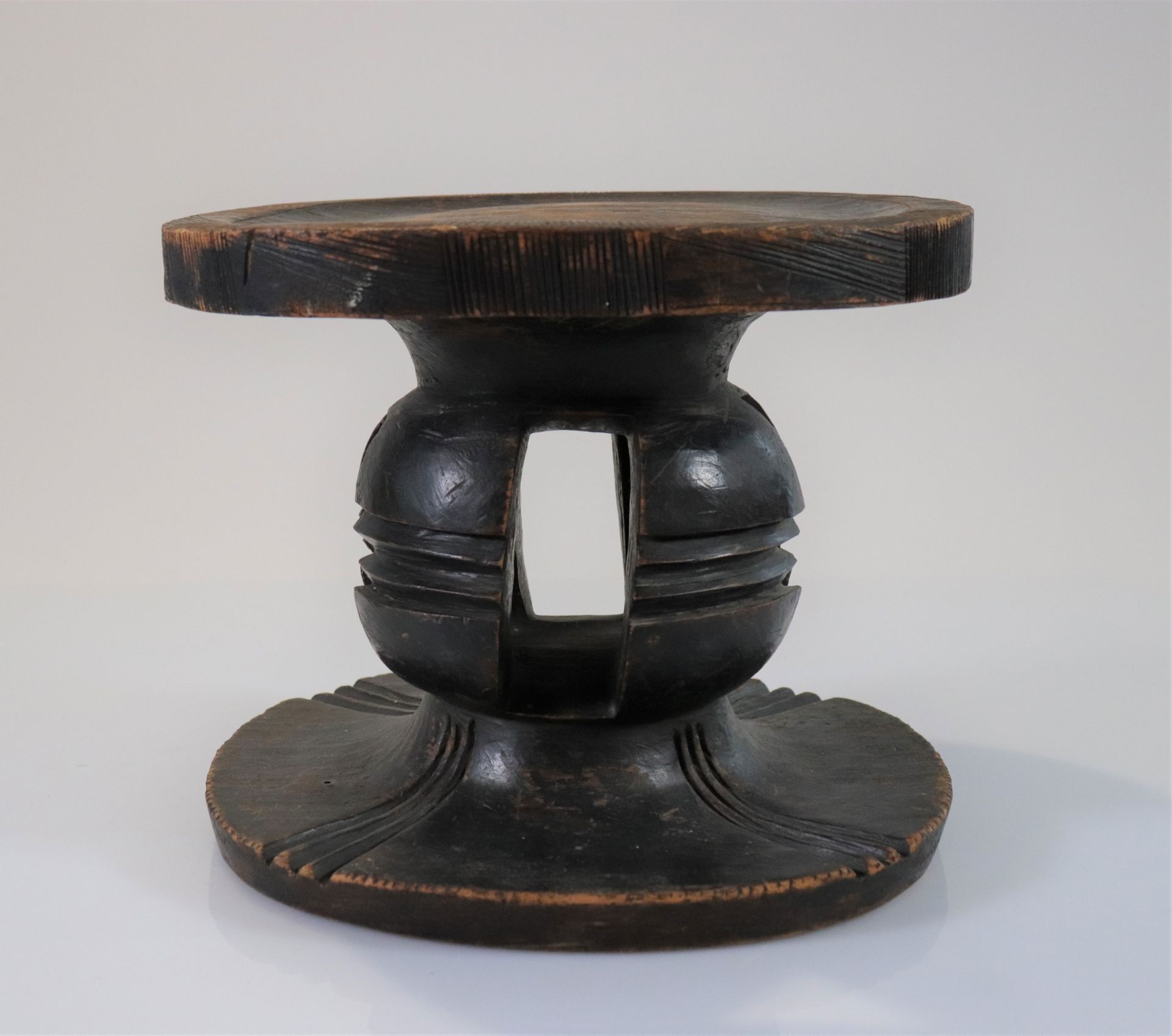 Mangbetu. (DR Congo) Old stool - Bild 2 aus 4