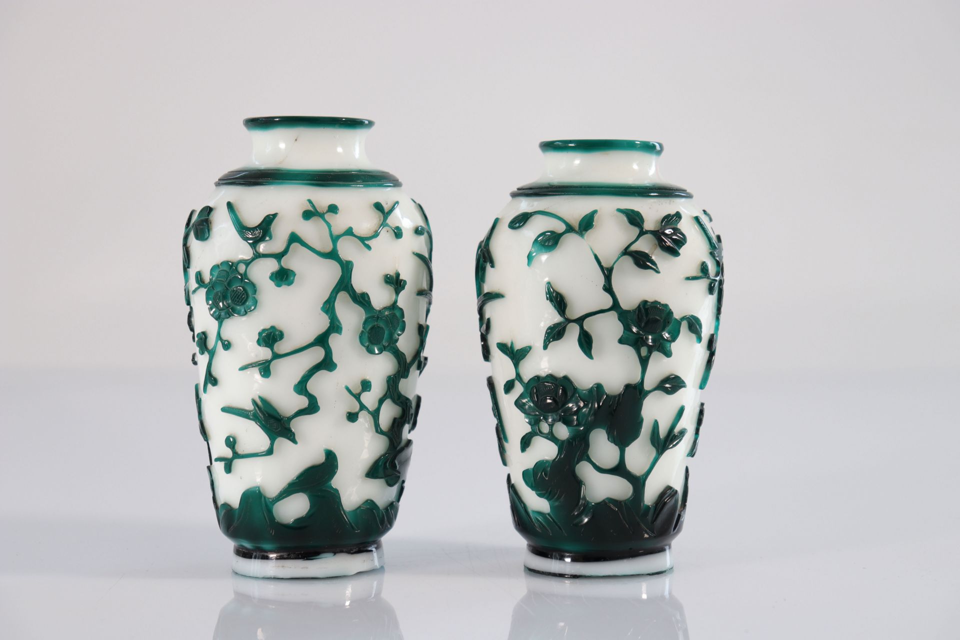 China pair of glass vases with floral decoration - Image 3 of 4