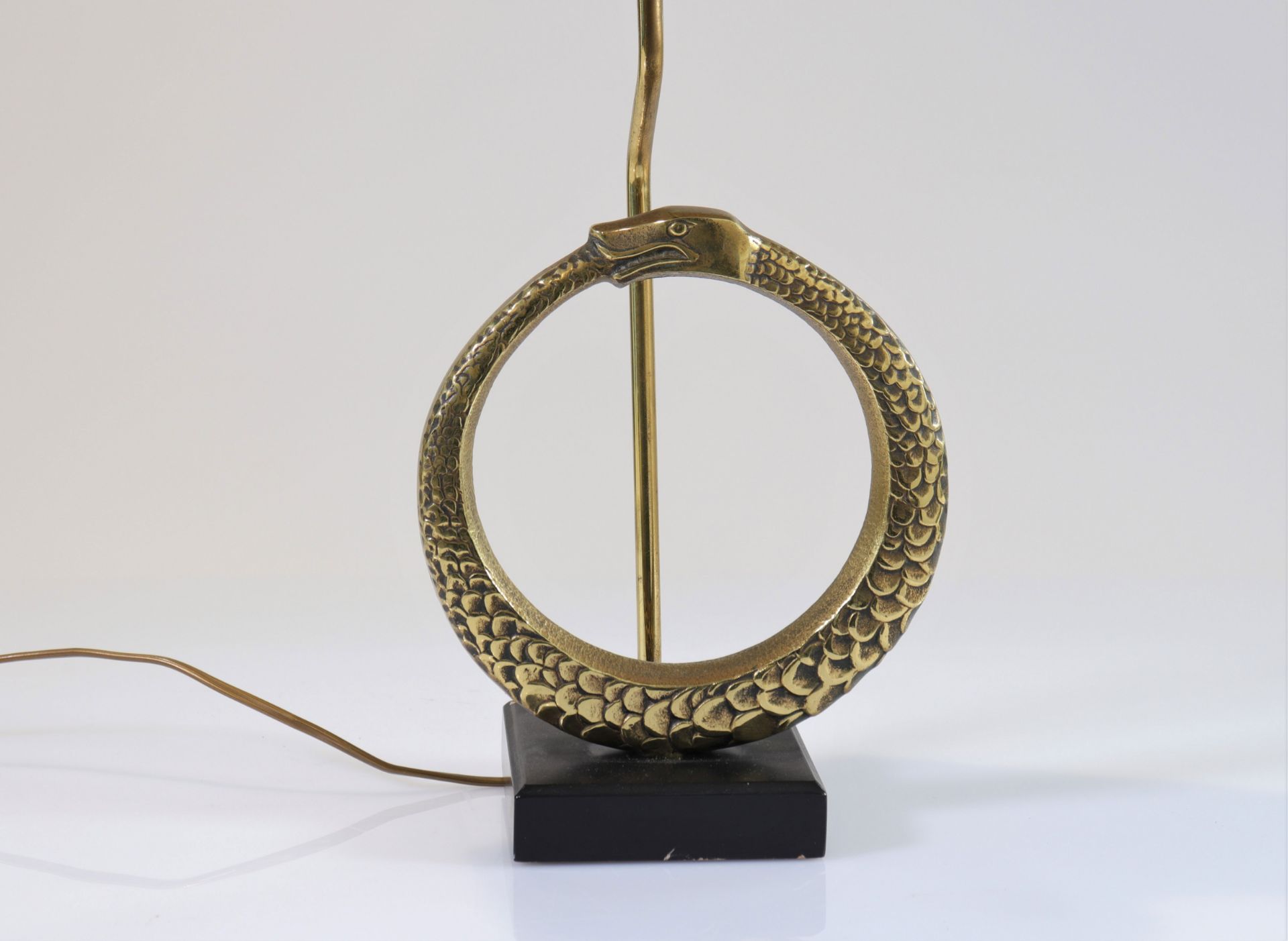 Vintage lamp decorated with a snake biting its tail in bronze - Image 2 of 3