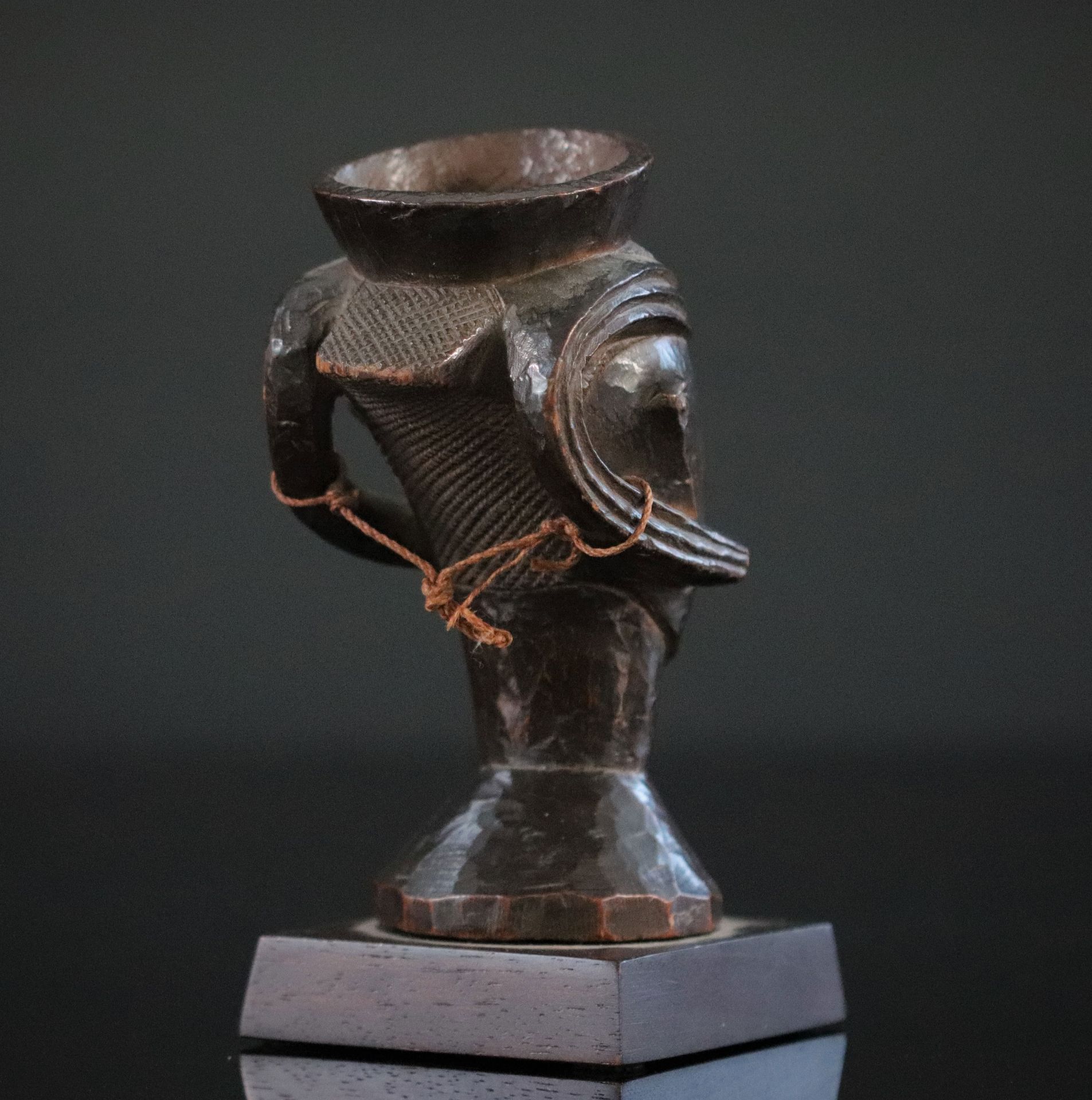 Kuba DRC cup in carved wood with dark patina - Image 3 of 5