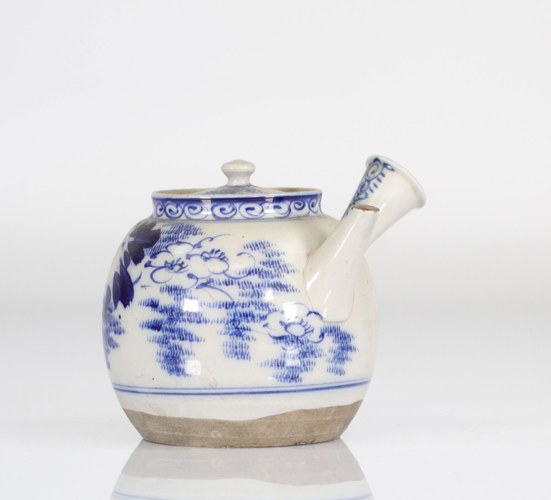China Thailand blanc-bleu porcelain teapot