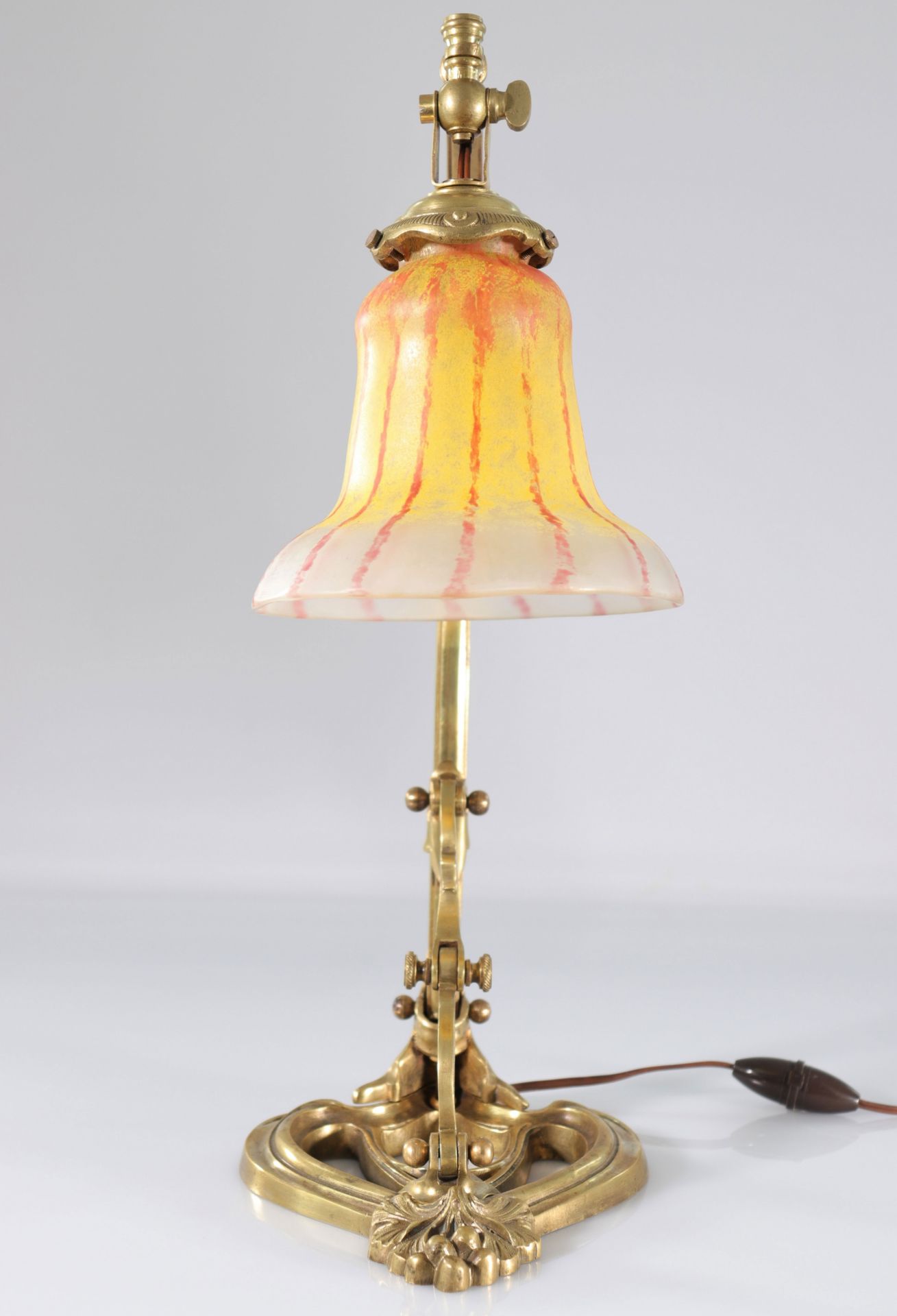 Large 1900 bronze foot lamp with ball joint, large red threaded DAUM tulip - Image 4 of 6