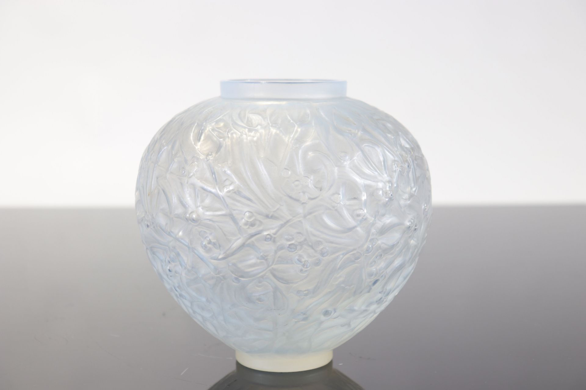 Lalique vase with mistletoe decoration - Image 3 of 5
