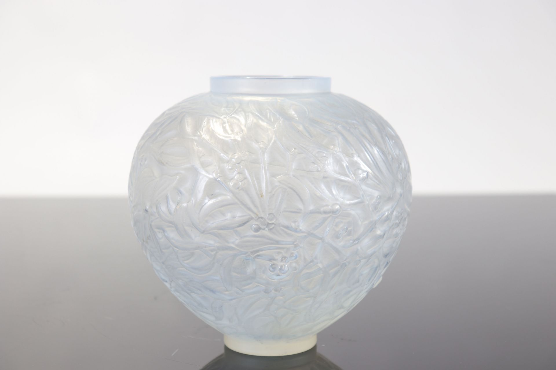 Lalique vase with mistletoe decoration - Image 2 of 5