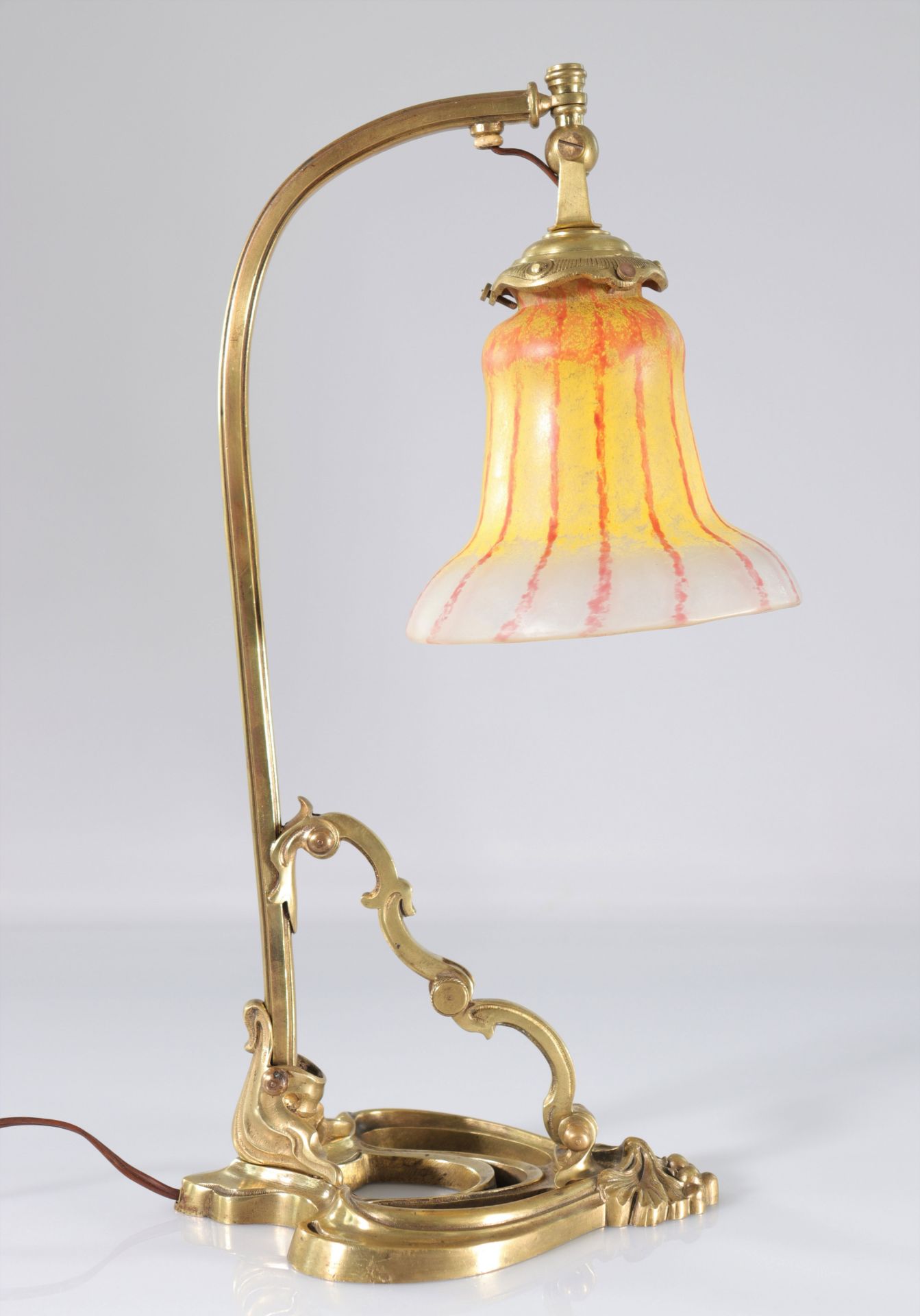 Large 1900 bronze foot lamp with ball joint, large red threaded DAUM tulip - Image 5 of 6