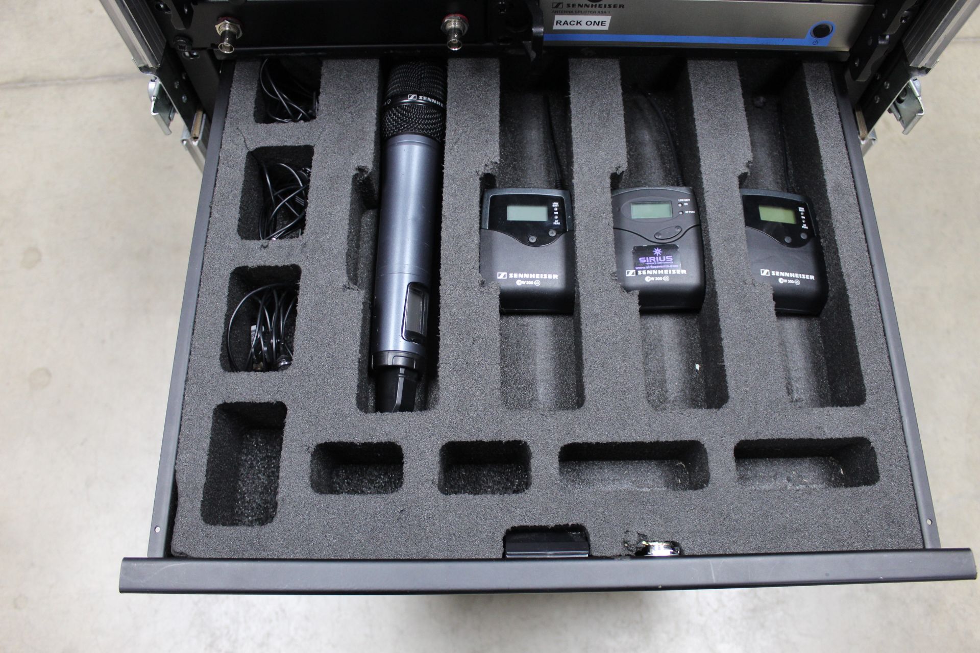 Sennheiser G3 4 way radio microphone kit (Channel 38) comprising: 1x Sennheiser ASA1 antenna - Image 3 of 9