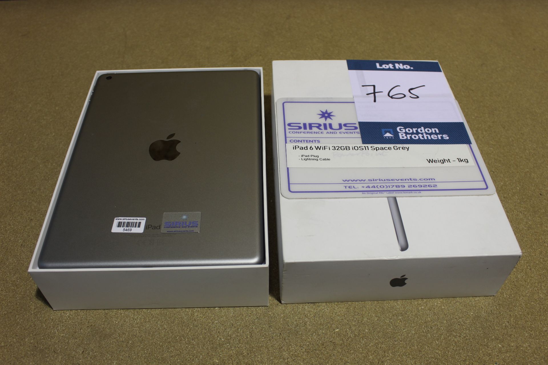 Apple iPad A1893 9.7" 32GB Wi-Fi (6th Gen) Space Grey tablet, Serial No. F9FWMF00JF8J with iPad - Image 2 of 3