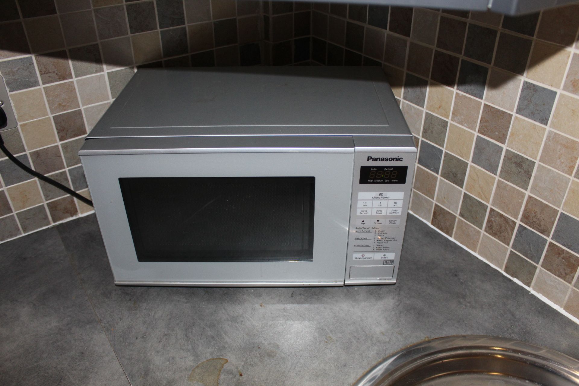 Contents of kitchen to include: Hotpoint RLFM 151 G grey single door larder refrigerator, Bosch - Image 4 of 5
