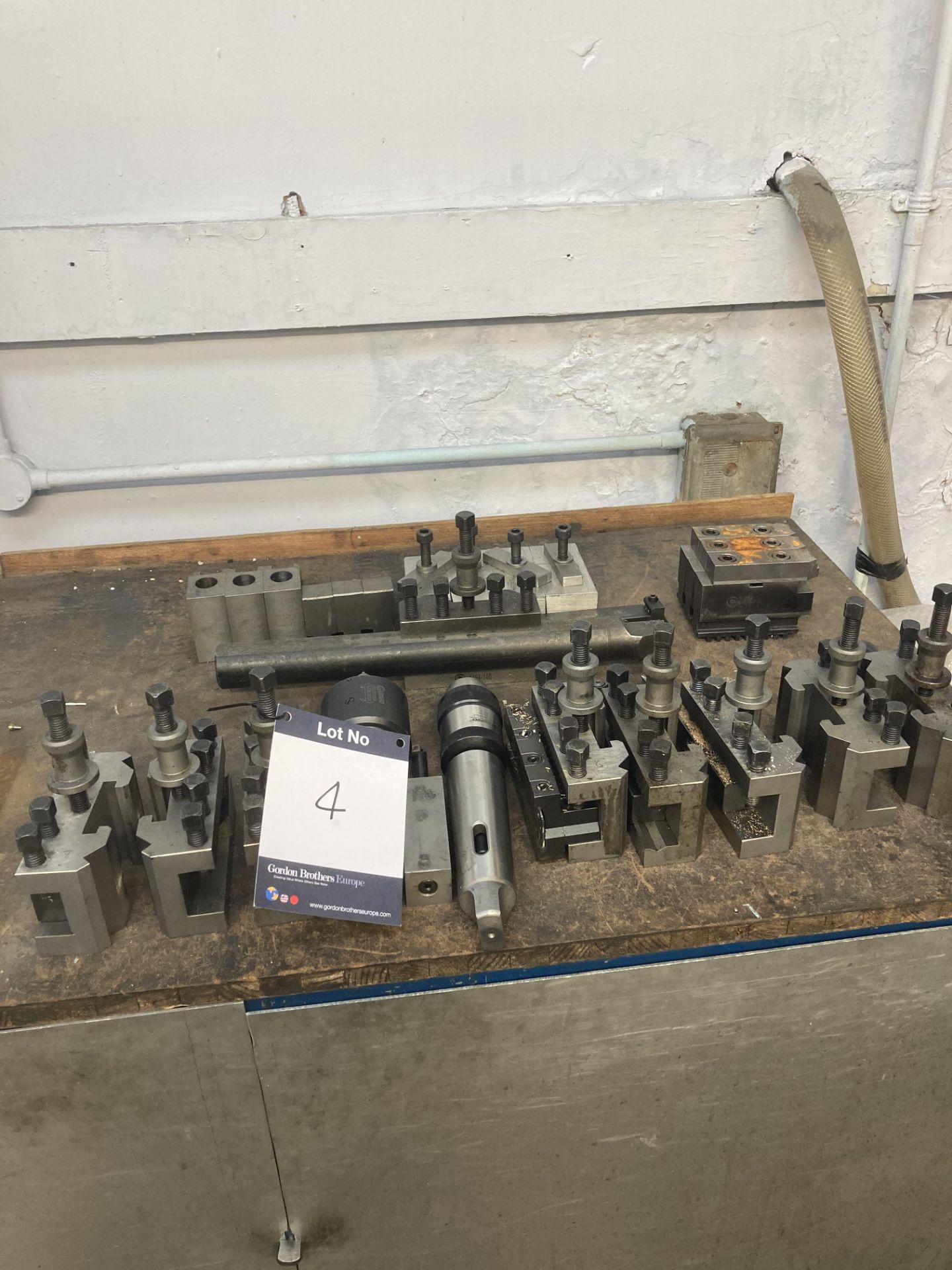 9x Various tool holders, lathe centre & drill chuck