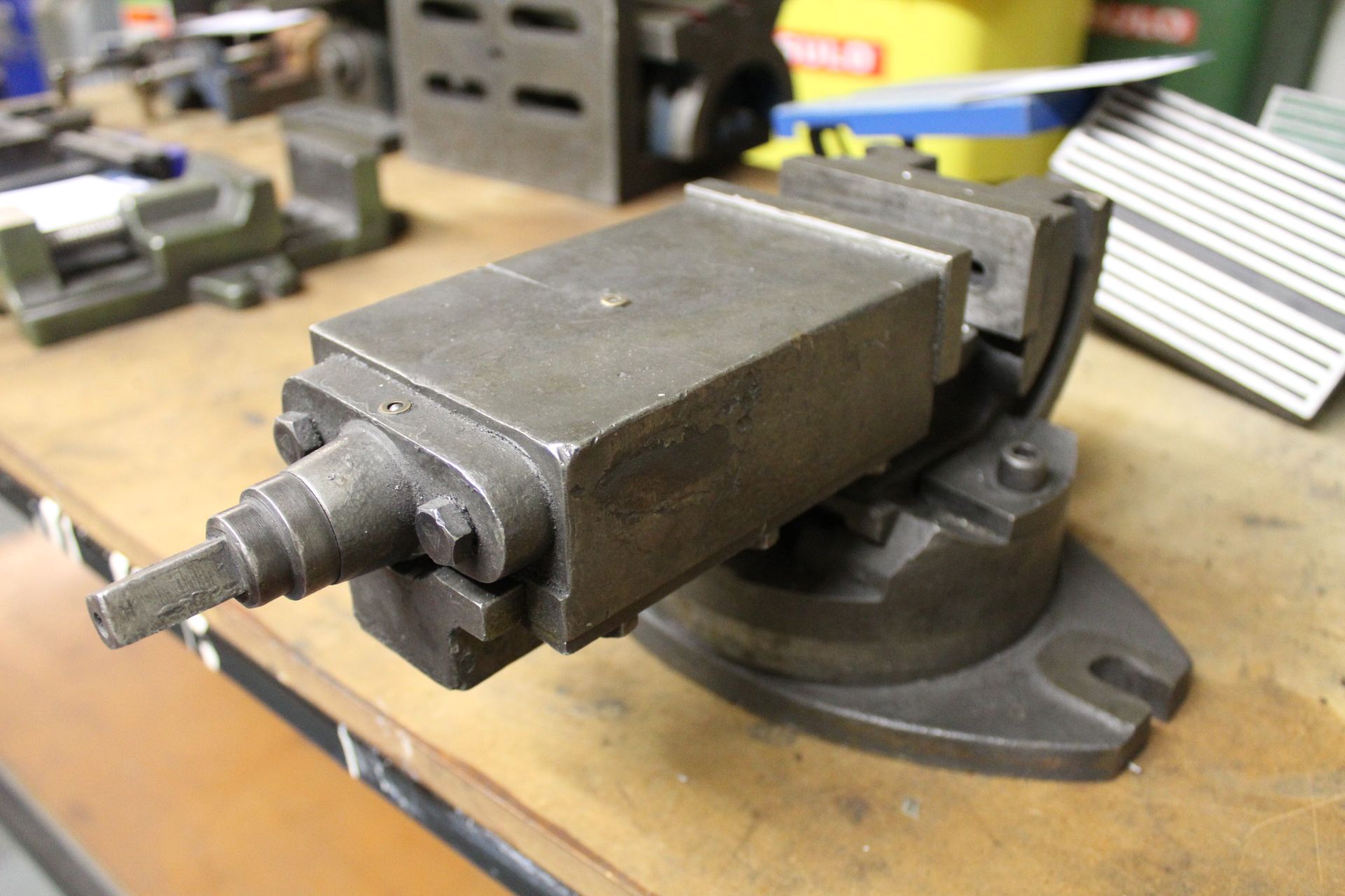 Swivel-base machine vice