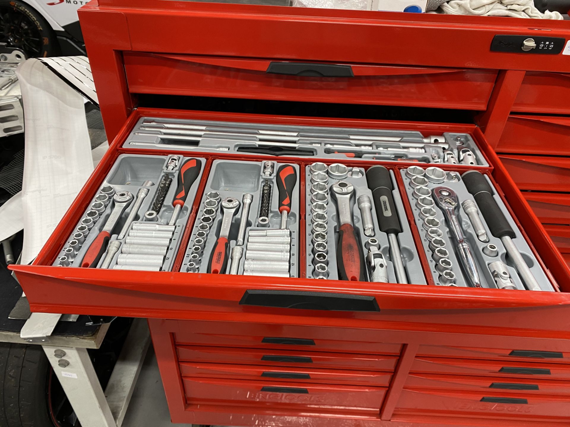 Tengtool box code CMONSTER-02, mobile 9 drawer toolbox with a 10 drawer top box toolbox, including - Image 4 of 21