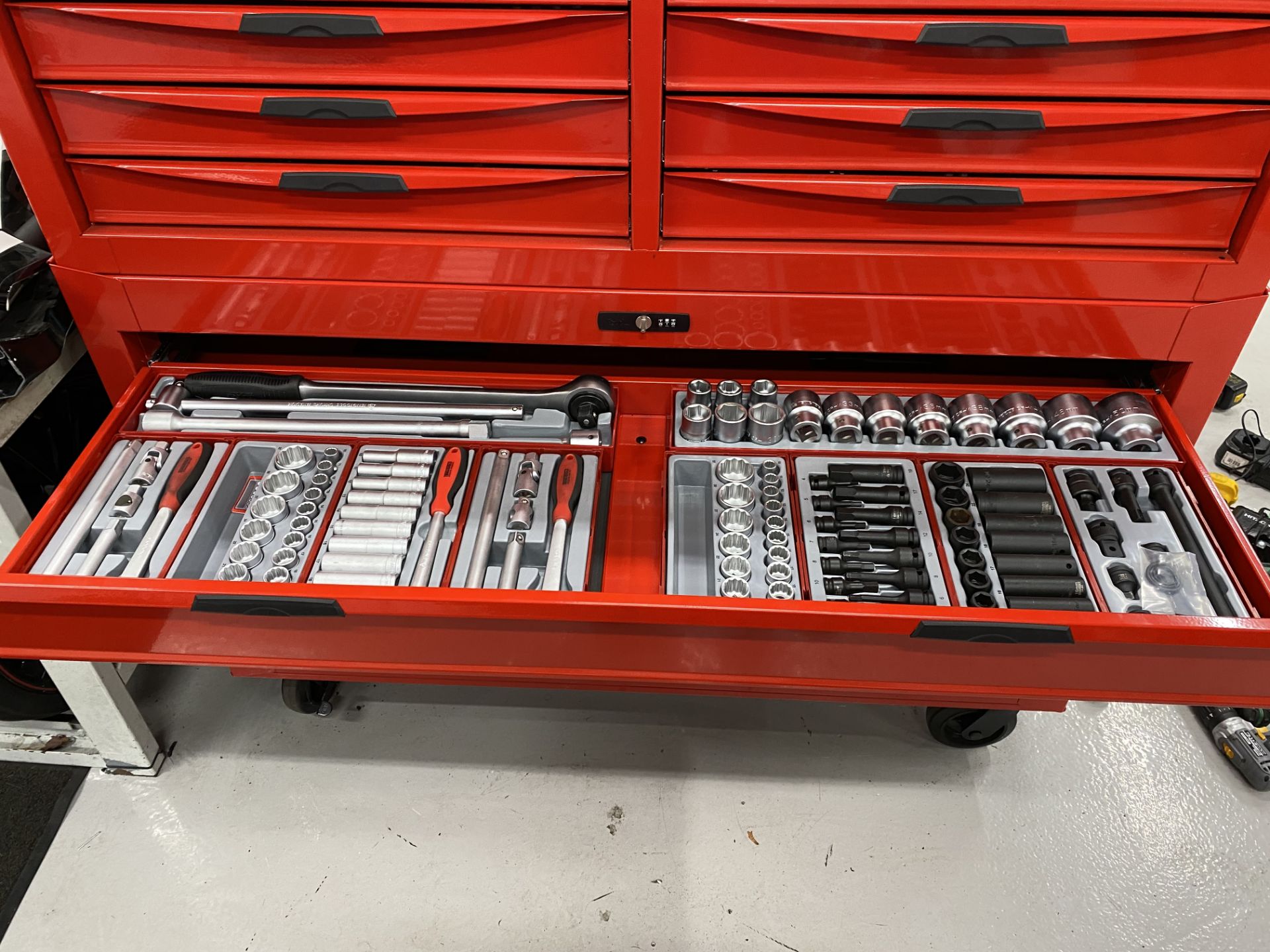 Tengtool box code CMONSTER-02, mobile 9 drawer toolbox with a 10 drawer top box toolbox, including - Image 12 of 21