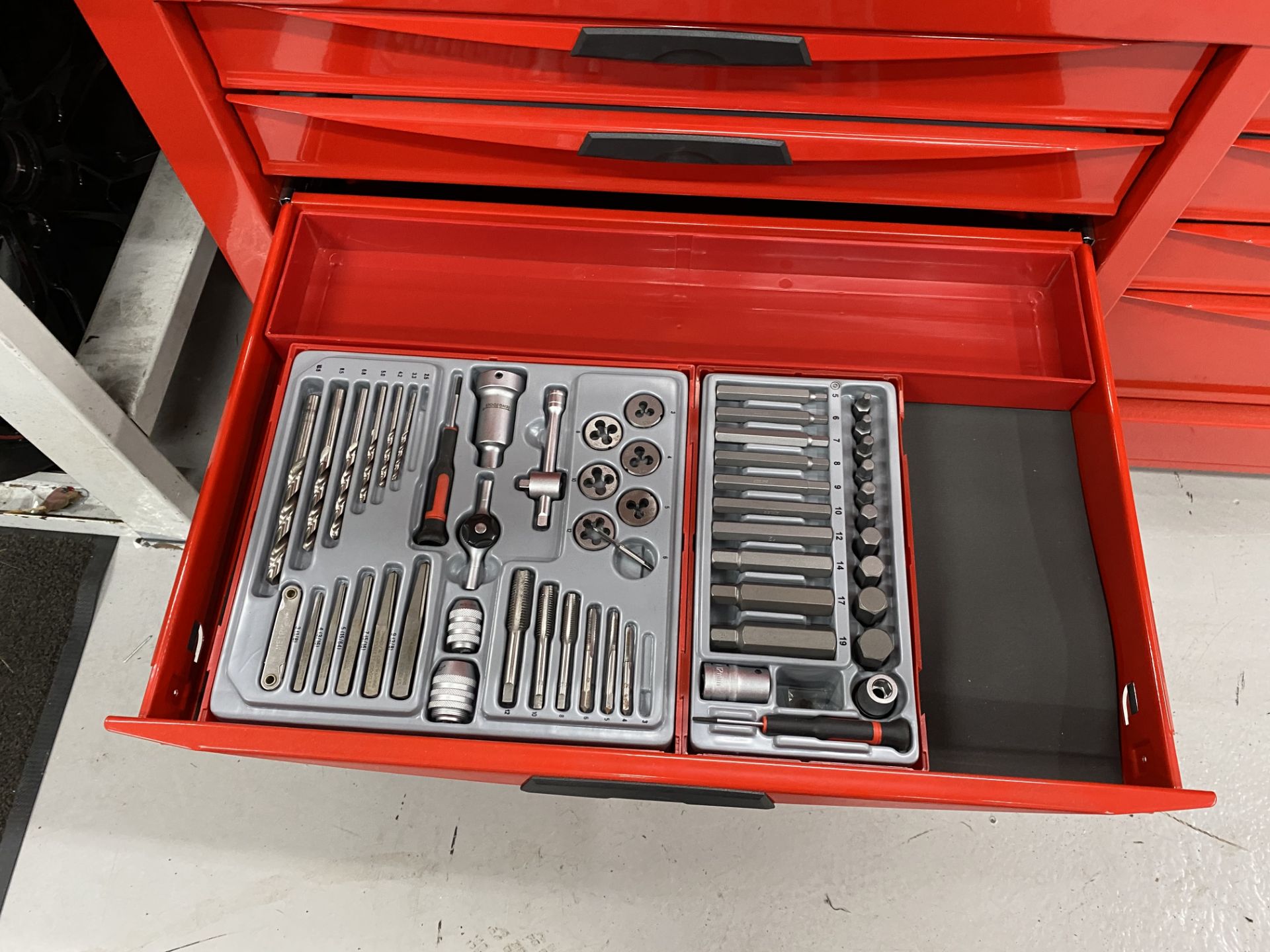 Tengtool box code CMONSTER-02, mobile 9 drawer toolbox with a 10 drawer top box toolbox, including - Image 21 of 21