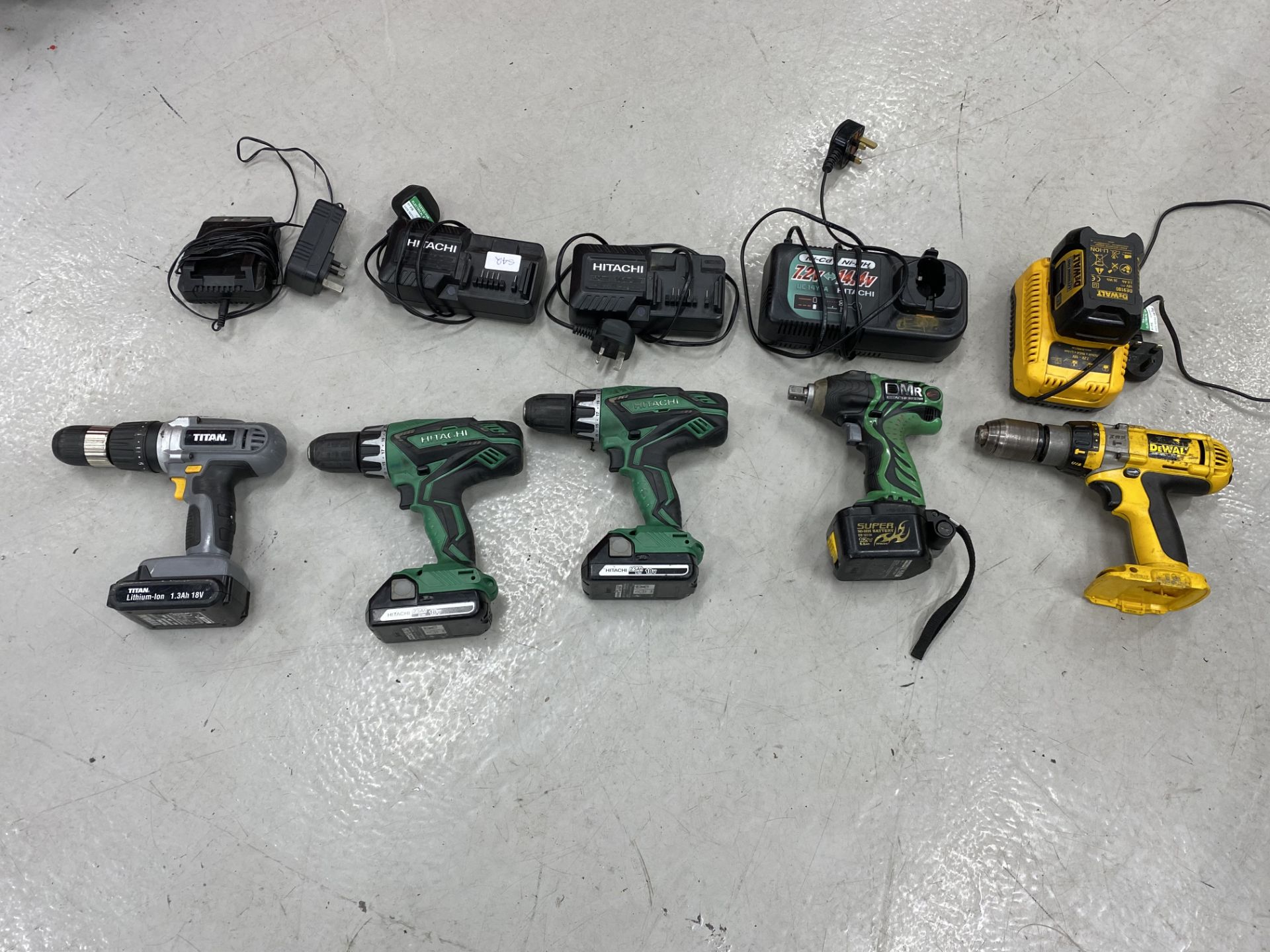 Battery hand tools to include 2 x Hitachi DV18 DGL cordless combi drills, 1 x Titan T1-526com