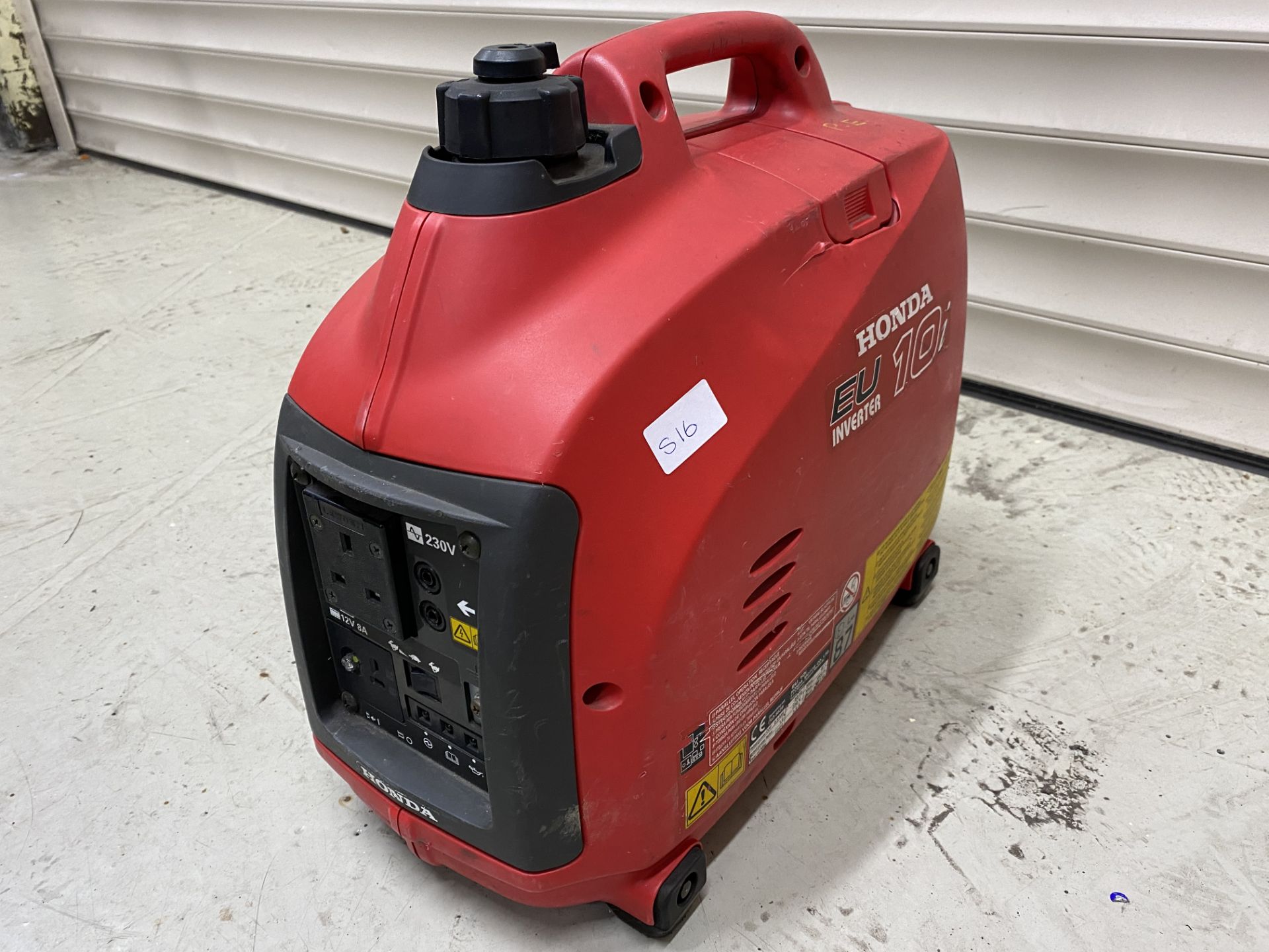 Honda EU Inverter 10i portable petrol generator, 0.9kw, 230 volts. S/No. EZGA 3035883. (2000).