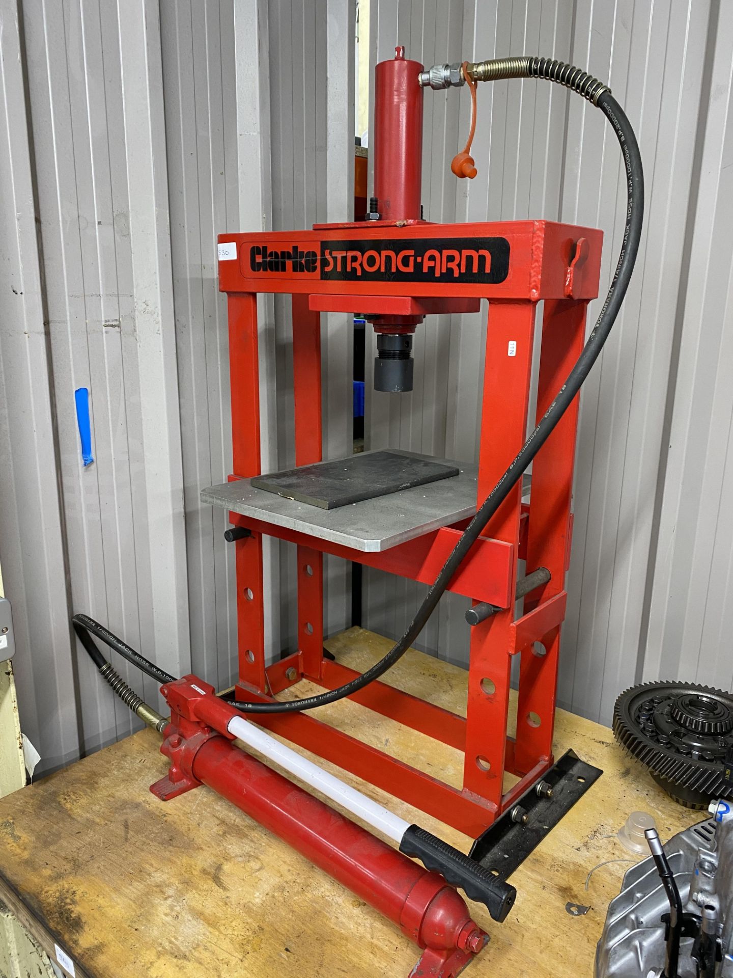 Clarke Strong-Arm 10 tonne 'H' frame bearing press with hand operated hydraulic power pack, capacity - Bild 2 aus 2