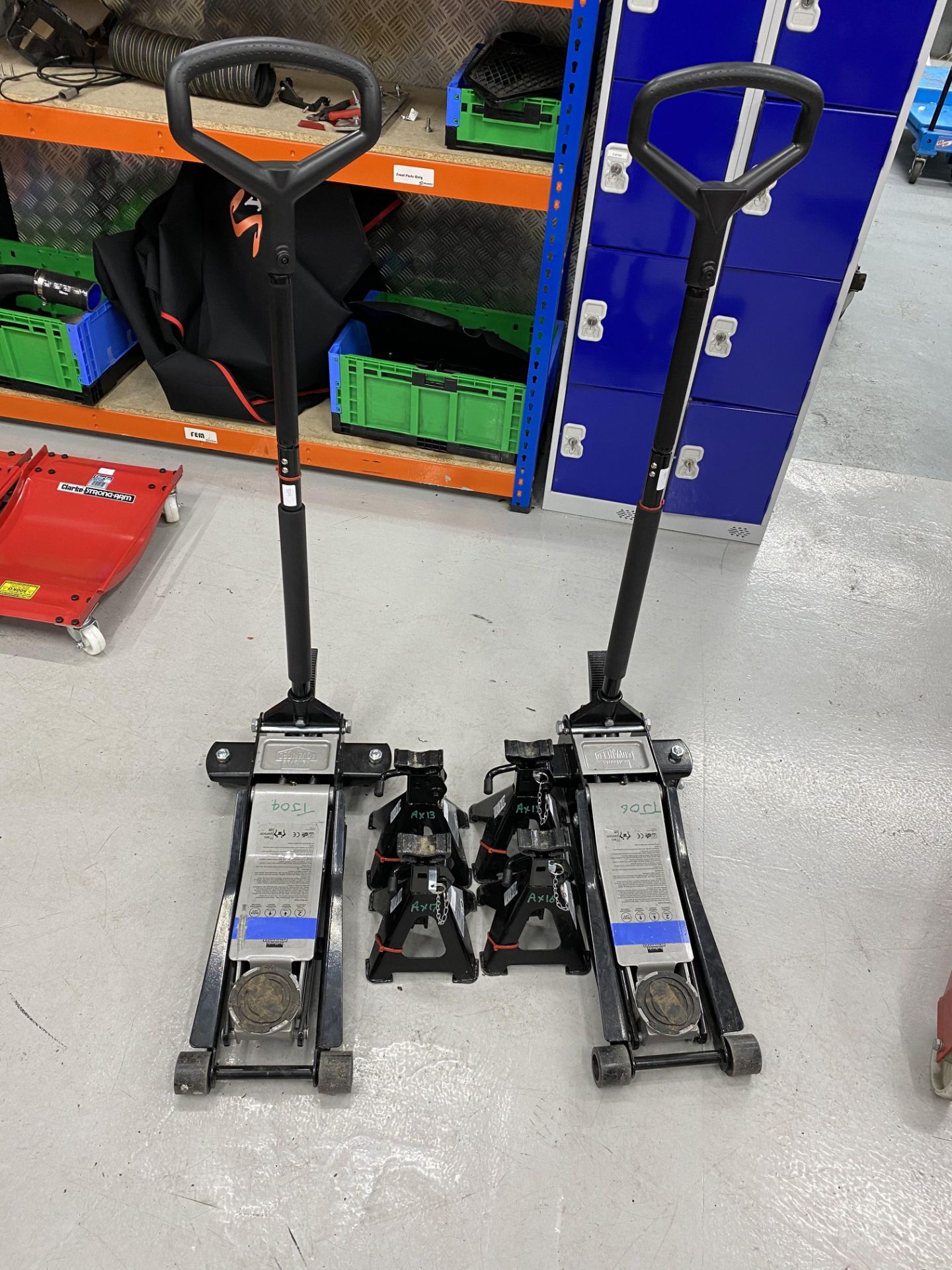 Halfords advanced hydraulic trolley jack, 2 tonne capacity (Qty.2). Including Halfords advanced 2