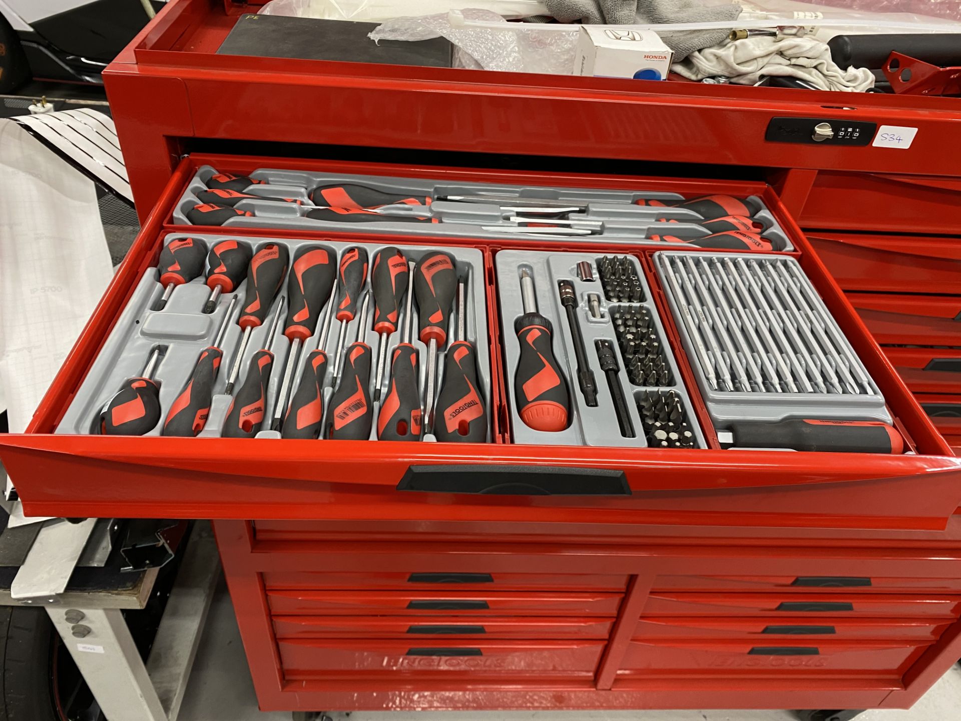 Tengtool box code CMONSTER-02, mobile 9 drawer toolbox with a 10 drawer top box toolbox, including - Image 3 of 21