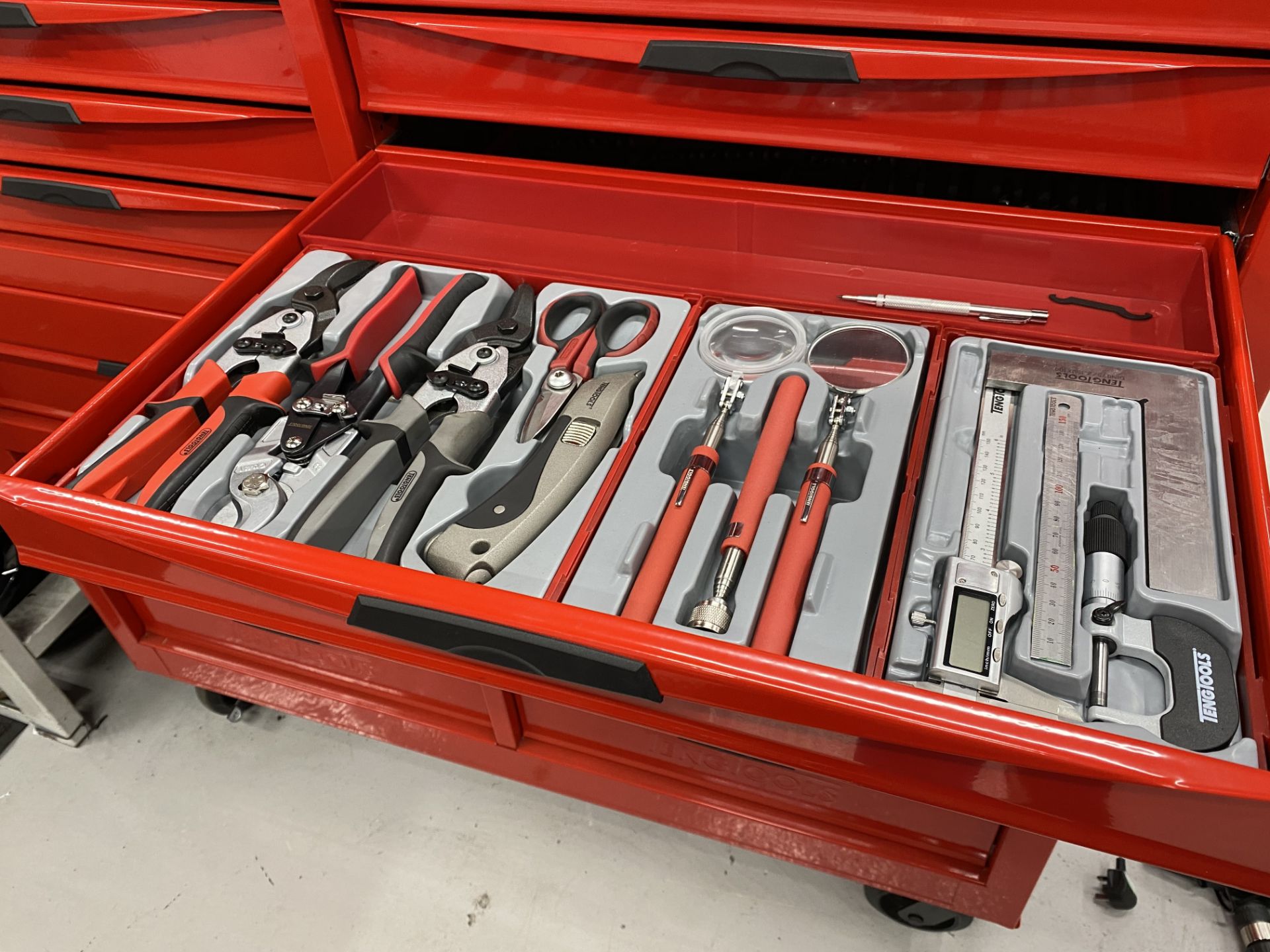 Tengtool box code CMONSTER-02, mobile 9 drawer toolbox with a 10 drawer top box toolbox, including - Image 11 of 21