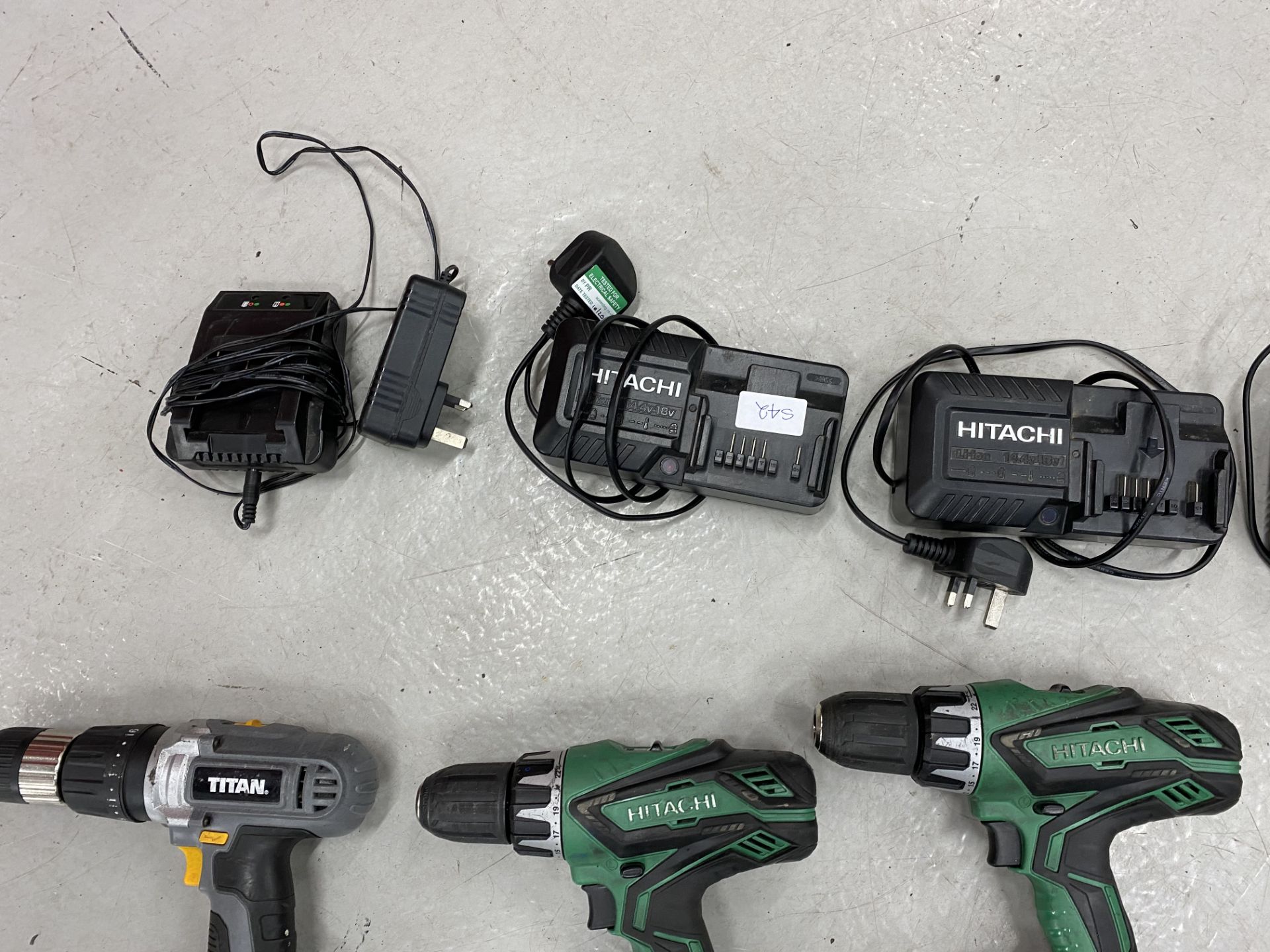 Battery hand tools to include 2 x Hitachi DV18 DGL cordless combi drills, 1 x Titan T1-526com - Image 6 of 6