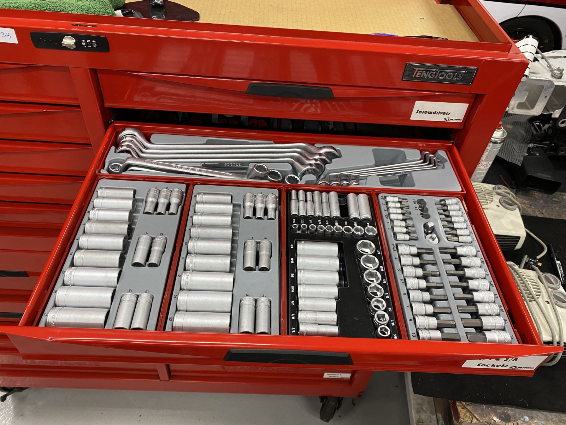 Tengtool box code CMONSTER-02, mobile 9 drawer toolbox with a 10 drawer top box toolbox, including - Image 10 of 24