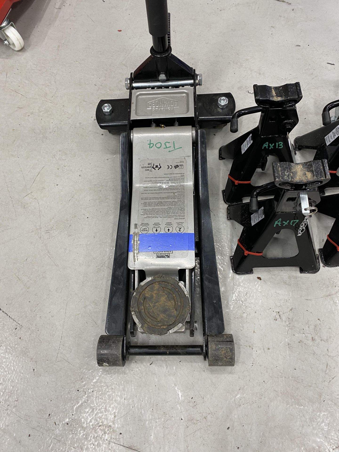 Halfords advanced hydraulic trolley jack, 2 tonne capacity (Qty.2). Including Halfords advanced 2 - Image 4 of 4