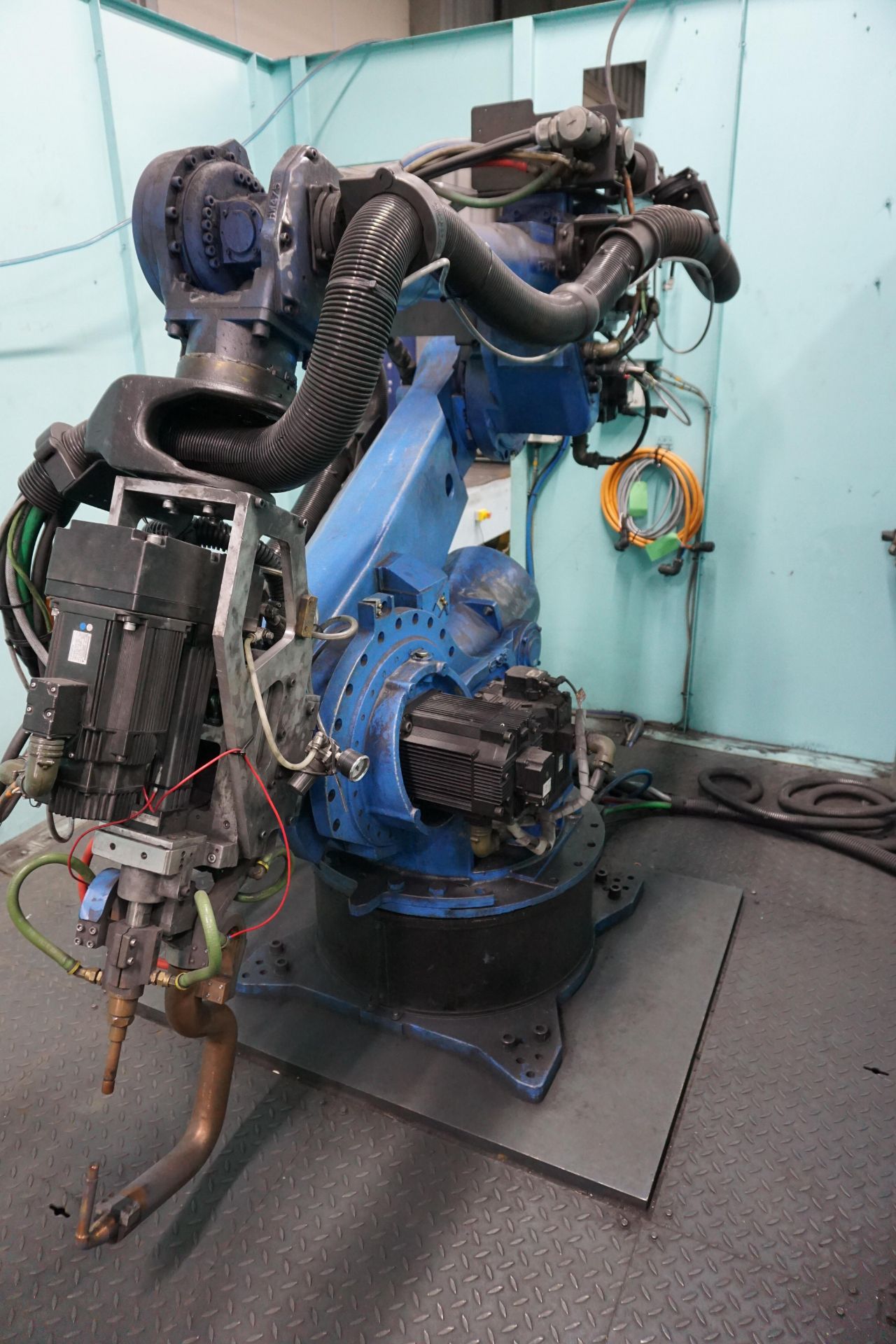 Box frame mounted spot-welding robot cell with a Yaskawa Motoman YR-ES165N-B00 6 axis spot weld robo - Image 12 of 14