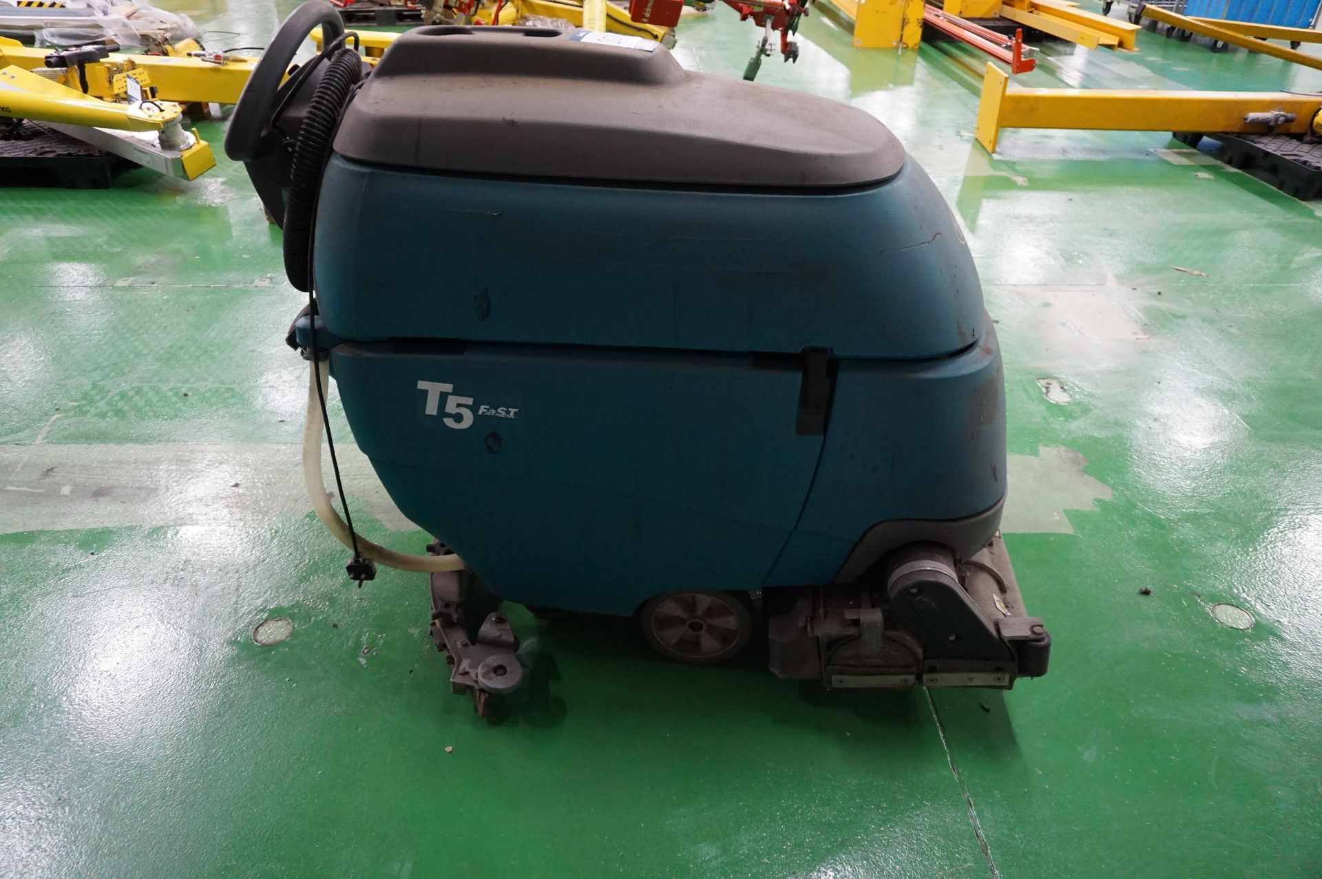 Tennant T5 fast industrial floor scrubber/dryer