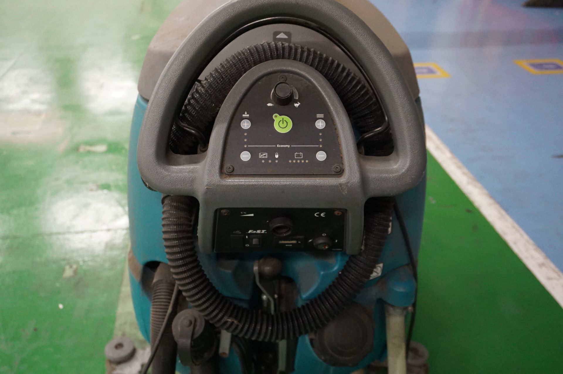 Tennant T5 fast industrial floor scrubber/dryer - Image 5 of 9
